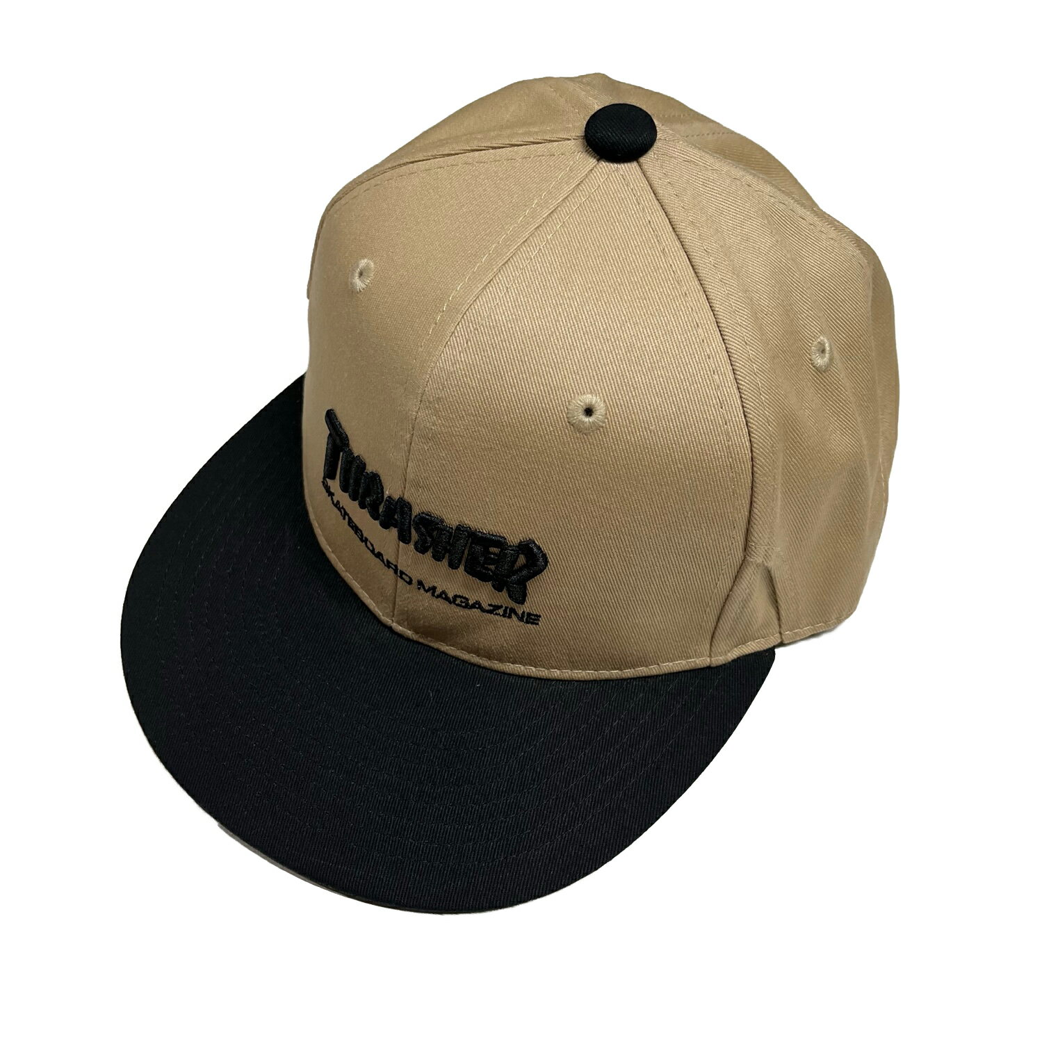 【 THRASHER / MAG LOGO TWILL SNAP BACK FLAT CAP / BEIGE × BLACK 】 スラッシャー キャップ フラットバイザー ベージュ 2トーン スケートボード