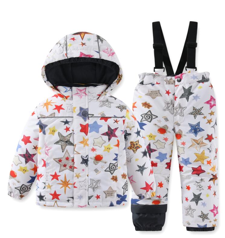 ★大量購入・おまとめ買いを承ります サイズにご質問等ございましたら、お気軽にお問合せ下さい。 ★冬のアウトドアシーンで大活躍なスキーボードウェア～ ★表面撥水素材を使用し、雨や雪の日でも安心！ ★動きやすいゆとりのあるシルエット！ ★選べる豊富な色展開となります～ ★パンツはサスペンダーで、長さの調整ができます！ ◆カラー：AB ◆素材：ポリエステル ◆セット内容：2点セット：ジャケット+パンツ ◆サイズ：110(身長100-110cm)　120(身長110-120cm)　130(身長120-130cm)　140(身長130-140cm)　150(身長145-155cm)　160(身長155-160cm) 【ご注意】 ★小物等は商品には含まれません。 ★実際に測ったサイズですので、採寸方法により、±2cm誤差が有る場合がございます。 ★商品画像はご覧になるモニターなどの環境によって若干の誤差があります。★大量購入・おまとめ買いを承ります サイズにご質問等ございましたら、お気軽にお問合せ下さい。 ★冬のアウトドアシーンで大活躍なスキーボードウェア～ ★表面撥水素材を使用し、雨や雪の日でも安心！ ★動きやすいゆとりのあるシルエット！ ★選べる豊富な色展開となります～ ★パンツはサスペンダーで、長さの調整ができます！ ◆カラー：AB ◆素材：ポリエステル ◆セット内容：2点セット：ジャケット+パンツ ◆サイズ：110(身長100-110cm)　120(身長110-120cm)　130(身長120-130cm)　140(身長130-140cm)　150(身長145-155cm)　160(身長155-160cm) 【ご注意】 ★小物等は商品には含まれません。 ★実際に測ったサイズですので、採寸方法により、±2cm誤差が有る場合がございます。 ★商品画像はご覧になるモニターなどの環境によって若干の誤差があります。