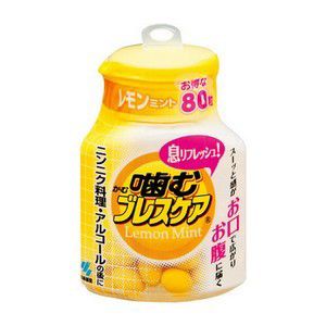 ※パッケージデザイン等は予告なく変更されることがあります ◆ニンニク料理・アルコールの後におなかの中から息リフレッシュ◆ ◇ 噛むブレスケアは、息リフレッシュグミです ◇ 清涼成分（メントール・パセリオイル）を配合噛んだ瞬間、グミの中の清涼成分（メントール、パセリオイル）とフレーバーがお口に広がります ◇ 清涼成分はお腹まで届き、スーッと感が広がります ◇ こんな時に噛んでください ニオイの強い食事やお酒やタバコの後に お口が不快な時に 気分転換や眠気をスッキリさせたい時に 成分 アイテム名 栄養成分表示(80粒あたり) ジューシーグリーンアップル エネルギー：218kcal、たんぱく質：4.6g、脂質：0g、炭水化物：50g、ナトリウム：2.7〜107mg スッキリグレープミント エネルギー：214kcal、たんぱく質：4.4g、脂質：0g、炭水化物：49g、ナトリウム：2.5〜102mg スッキリクールミント エネルギー：223kcal、たんぱく質：3.8g、脂質：0g、炭水化物：52g、ナトリウム：0.76〜7.6mg レモンミント エネルギー：218kcal、たんぱく質：4.4g、脂質：0g、炭水化物：50g、ナトリウム：2.3〜92mg アソート エネルギー：218kcal、たんぱく質：4.5g、脂質：0g、炭水化物：50g、ナトリウム：2.5〜100mg アイテム名 原材料名 ジューシーグリーンアップル 砂糖、マルトース、ゼラチン、水飴、還元水飴、でん粉、植物油脂、ソルビトール、ビタミンC、乳酸カルシウム、香料、酸味料、増粘多糖類、着色料（紅花黄、クチナシ）、乳化剤、光沢剤 スッキリグレープミント 砂糖、マルトース、ゼラチン、水飴、還元水飴、でん粉、植物油脂、ソルビトール、ビタミンC、乳酸カルシウム、香料、酸味料、増粘多糖類、着色料（クチナシ、アカビート、スピルリナ青）、乳化剤、光沢剤 スッキリクールミント 砂糖、マルトース、水飴、ゼラチン、還元水飴、でん粉、植物油脂、ソルビトール、乳酸カルシウム、香料、増粘多糖類、乳化剤、光沢剤 レモンミント 砂糖、マルトース、ゼラチン、水飴、でん粉、植物油脂、ソルビトール、ビタミンC、乳酸カルシウム、香料、酸味料、増粘多糖類、マリーゴールド色素、乳化剤、光沢剤 アソート 砂糖、マルトース、ゼラチン、水飴、還元水飴、でん粉、植物油脂、ソルビトール、ビタミンC、乳酸カルシウム、香料、酸味料、増粘多糖類、着色料（紅花黄、マリーゴールド、クチナシ、アカビート、スピルリナ青）乳化剤、光沢剤 内容 レモンミント　80粒 製造販売元 小林製薬株式会社 〒567-0057 大阪府茨木市豊川1-30-3 0120-5884-01 召し上がり方 1日の目安量・・・1〜2粒、気になるときは2〜3粒 ご注意 保管および取扱上の注意 開封後はフタを閉め、湿気をさけて保存してください 高温又は、直射日光の当たる場所には保管しないでください（28℃以下で保管してください） 注意 粒が割れている場合がありますが、製品の品質に異常はありません 製品は血中のアルコール濃度には影響を与えません 製品には万全を期しておりますが、万一不良品がございましたら、現品をお送りください。代品と送料をお送りいたします 商品区分 日用雑貨 広告文責 株式会社 良品(070-1821-1361)　