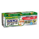 ※パッケージデザイン等は予告なく変更されることがあります ■ ペットのいるお部屋のダニ対策に！あの「バルサン」のペット用です。 お部屋の植物・家電へのカバー不要でらくらく簡単！水を入れてポンと置くだけ！ ■ ミクロの煙がスミズミまで拡散し、ペットのベッド、カーペット、ソファなどまるごと処理します。 バリア効果でダニを寄せつけない空間を1ヶ月つくります。 ■ 低煙・低香料タイプ。 お部屋を汚しません。 適用害虫 屋内塵性ダニ類の忌避 成分 フェノトリン（ピレスロイド系） 内容 6g×3個パック ご使用方法 使用前に準備すること 押入れやクローゼットなどダニの隠れ場所となるところを開放する。布団は物干しやイスなどにかける。シーツや布団カバーを外し、煙が触れる面を多くするとより効果的。 煙が触れないようにピアノなどの楽器にはカバーをする。ディスクやテープ類は付属のケースに入れる。 ペット、観賞魚、水生生物などは部屋の外に出す。 火災警報器は付属のカバーまたはポリ袋などで隙間ができないように覆う。 火災警報器、ガス警報器の取扱いについては、付属の説明書をよく読みご使用ください。 使用後は必ず元に戻してください。 本品を使用する フタを外し、天面のシールをはがす。 金属缶の入ったアルミ袋、添付文書、警報器カバーを取り出す。 水をプラスチック容器の黒破線のところまで正しく入れる。 ※水を入れ過ぎたり、水が少ないと効果に影響を与えることがあります。 水を入れたプラスチック容器を部屋の床面のほぼ中央に置く。アルミ袋を開け、金属缶を取り出し、矢印が上になるように水に浸してフタをはめる。 .数十秒後に白い煙が出る。（約6分間続く） 煙が出始めたら部屋の外に出て、2時間またはそれ以上、そのまま部屋を閉め切る。 ※まれに熱によってフタ、プラスチック容器が変形することがありますが、安全性、有効性等の品質に影響はありません。 使用後に行うこと 所定時間部屋を閉め切った後、煙を吸い込まないようにして窓や扉を開放し、充分に換気してから中に入る。 ダニを除去するため、床やカーペット、布団など気になるところに掃除機をかける。 食器などが煙に触れた場合は、水洗いしてから使う。 使用後の容器は、各自治体の廃棄方法に従って捨てる。 充分に換気をし、掃除が終わってから、ペットや観賞魚などを部屋に戻す。 製造販売元 レック株式会社 〒104-0031 東京都中央区京橋2-1-3 03-6661-9941 製造国 日本 商品区分 日用雑貨 広告文責 株式会社良品（070-1821-1361）