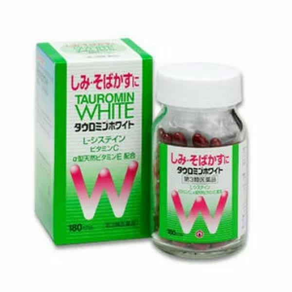 ※商品リニューアル等によりパッケージデザイン及び容量は予告なく変更されることがあります -------------------------------------------------------------------------------------------------- 【商品説明】 　・タウロミンホワイトは、L-システイン、ビタミンC、ビタミンEの三位一体の働きでしみ・そばかすを緩和します 　・ビタミンCがしみ・そばかすの原因であるメラニンの生成をおさえ、黒色メラニンの無色化を促します 　・L-システインが肌の新陳代謝を改善し、ビタミンEが過酸化脂質の増加を防止し、肌の血行をよくし、しみ・そばかすの緩和を助けます 【効能・効果】 　○次の諸症状の緩和：しみ、そばかす、日やけ・かぶれによる色素沈着 　○次の場合の出血予防：歯ぐきからの出血、鼻出血 「ただし、これらの症状について、1ヵ月ほど使用しても改善がみられない場合は、医師、薬剤師又は歯科医師に相談すること。」 　○次の場合のビタミンCの補給：肉体疲労時、妊娠・授乳期、病中病後の体力低下時、老年期 【用法・用量】 　●次の1回量を服用してください。 　　成人（15歳以上）：1回量/2カプセル、1日服用回数/2〜3回 　　11歳以上15歳未満：1回量/1カプセル、1日服用回数/2〜3回 　　11歳未満：服用しないこと 【成分・分量】 　6カプセル(成人1日最大服用量)中 　　アスコルビン酸（ビタミンC）　300mg 　　L-システイン　150mg 　　d-α-トコフェロール（天然ビタミンE）　100mg 添加物として、グリセリン脂肪酸エステル、サラシミツロウ、中鎖脂肪酸トリグリセリド、コハク化ゼラチン、グリセリン、カラメル、酸化チタン、赤色102号を含有します。 【容量】 　180カプセル 【ご注意】 ＜使用上の注意＞ 　●相談すること 　　1.服用後、次の症状があらわれた場合は副作用の可能性があるので、直ちに服用を中止し、この文書を持って医師、薬剤師又は登録販売者に相談してください 　　　消化器：吐き気・嘔吐 　　2.服用後、次の症状があらわれることがあるので、このような症状の持続又は増強が見られた場合には、服用を中止し、この文書を持って医師、薬剤師又は登録販売者に相談してください。 　　　下痢 　　3.1か月くらい服用しても症状がよくならない場合は服用を中止し、この文書を持って医師、歯科医、薬剤師又は登録販売者に相談してください。 ＜用法・容量に関連する注意＞ 　　1.定められた用法・用量を守ってください 　　2．小児に服用させる場合には、保護者の指導監督のもとに服用させてください ＜成分・分量に関連する注意＞ 　●尿および大便の検査を受ける場合には、本剤を服用していることを医師に知らせてください（尿および大便の検査値に影響をおよぼすことがあります） ＜保管及び取扱い上の注意＞ 　1.直射日光の当たらない湿気の少ない涼しい所に保管してください。本剤は吸湿すると軟化しやすく、カプセルがまれに固着することがありますが、品質には変わりありません。なお、服用のつどビンのフタをしっかりとしめてください 　2.小児の手の届かない所に保管してください 　3.他の容器に入れ替えないでください。（誤用の原因になったり品質が変わるおそれがあります。） 　4.使用期限を過ぎた製品は服用しないでください。なお、使用期限内であっても開封後はなるべくはやく服用してください（品質保持のため） 【製造発売元】 　日邦薬品工業株式会社 　〒151-0053　東京都渋谷区代々木3-46-16 　03-3370-7174 【製造国】 　日本 【使用期限】 　使用期限が180日以上あるものをお送りします 【商品区分】 　第3類医薬品 【広告文責】 　株式会社ヤマト薬品店（070-1821-1361）