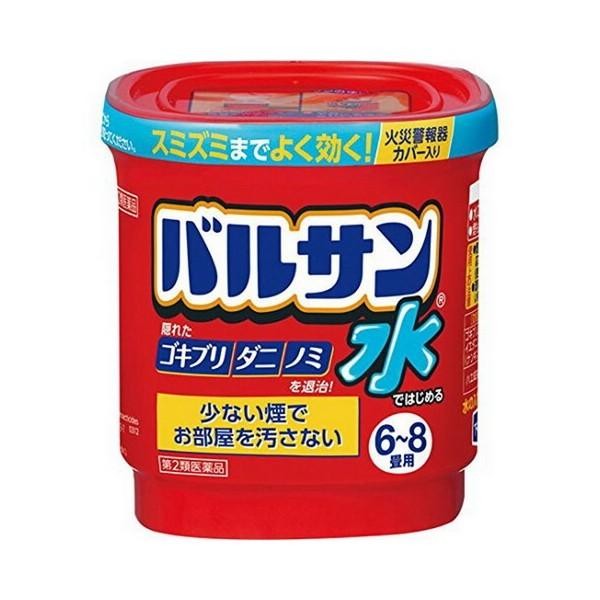 ※商品リニューアル等によりパッケージデザイン及び容量は予告なく変更されることがあります ■ 煙もニオイも少ない、お部屋を汚さない ■ 強い噴射力でスミズミまでよく効く ■ 水につけるだけの簡単始動 ■ 火災警報器を煙から守る専用カバー付き ■ 初めてでも使い方が分かりやすいユニバーサルデザイン パッケージや添付文書の使用方法の表示が大きく、分かりやすいので、初めての方でも簡単にご使用いただけます 効能・効果 ゴキブリ、イエダニ、ノミ、トコジラミ（ナンキンムシ）、屋内塵性ダニ類、ハエ成虫、蚊成虫の駆除 成分・分量 有効成分 メトキサジアゾン・・・6％ ペルメトリン・・・・・・8％ 添加物として　アゾジカルボンアミド、酸化亜鉛、ヒプロメロース、ソルビタン脂肪酸エステル、香料、その他1成分 用法・用量 ≪使用量（天井での高さ2.5mを目安として）≫ ゴキブリ、屋内塵性ダニ類、 イエダニ、ノミ、 トコジラミ（ナンキンムシ） ハエ成虫、蚊成虫 12.5g 6&#12316;8畳（ 10 &#12316;13m2 ）に1個 12&#12316;24畳（ 20&#12316;40m2 ）に1個 25g 12 &#12316;16畳（ 20&#12316; 26m2 ）に1個 24&#12316;48畳（ 40&#12316; 80m2 ）に1個 使用前に準備すること 部屋（窓や換気口など）を閉め切り、害虫の隠れ場所となる戸棚、引き出し、押入れなどを開放する。なお、食品、食器、おもちゃ、寝具、衣類、仏壇仏具などは直接煙が触れないように、ビニールシートや新聞紙でカバーをするか、部屋の外に出す 煙が触れないようにテレビ、パソコン、オーディオ製品などの精密機器やピアノなどの楽器にはカバーをする。ディスクやテープ類は付属のケースに入れる ペット類や観賞魚、植物などは部屋の外に出す 煙を感知する火災警報器、微粒子を感知するガス警報器は反応することがあるので、袋などで覆う 水ではじめるバルサンを始める フタを外し、天面のシールをはがす。金属缶の入ったアルミ袋、添付文書、警報器カバーを取り外す ＊アルミ袋は使用直前に開封してください 水をプラスチック容器の黒破線のところまで正しく入れる ＊水を入れすぎたり、少ないと効果に影響を与えることがあります 水を入れたプラスチック容器wお部屋の床面のほぼ中央に置く アルミ袋を開け、金属缶を取出し矢印が上になるように水に浸してフタをはめる 約30秒後に約20&#12316;30秒間勢いよく煙が出る(その後徐々に弱まり、約8分間続く) 煙が出始めたら部屋の外に出て、2&#12316;3時間以上、そのまま部屋を閉め切る ＊まれに熱によってフタ、プラスチック容器おが変形することがありますが、安全性、有効性等の品質に影響はありません お部屋を閉め切る時間 ゴキブリ、屋内塵性ダニ類、イエダニ、ノミ、トコジラミ（ナンキンムシ）の駆除 2&#12316;3時間 またはそれ以上 ハエ成虫、 蚊成虫の駆除 30&#12316;60分間 またはそれ以上 使用後に行うこと 所定時間部屋を閉め切った後、煙を吸い込まないようにして窓や扉を開放し、充分に換気してから中に入る 部屋の床は駆除した害虫を除去するため、掃除機をかける 食器などが煙に触れた場合は、水洗いしてから使う 使用後の容器は、各自治体の廃棄方法に従って捨てる 容量 6&#12316;8畳用　1個　(12.5g) 使用上の注意 してはいけないこと（守らないと副作用・事故などが起こりやすくなります） 病人、妊婦、小児は薬剤（煙）に触れないようにしてください 煙を吸い込まないよう注意してください 引火性危険物（ガス、ガソリン、シンナーなど）の近くでは使用しないでください 煙が出始めたら部屋の外に出て、所定時間（2&#12316;3時間）以上経過しないうちに入室しないでください 使用後は充分に換気をしてから中に入ってください 相談すること 煙を吸って万一身体に異常を感じたときは、できるだけこの説明文書を持って直ちに本品がオキサジアゾール系殺虫剤と　ピレスロイド系殺虫剤の混合剤であることを医師に告げて、診療を受けてください 今までに薬や化粧品等によるアレルギー症状（発疹・発赤、かゆみ、かぶれなど）を起こしたことのある人は、使用前に　医師又は薬剤師に相談してください その他の注意 定められた使用方法、使用量を厳守してください 煙を感知するタイプの火災警報器・火災報知器、微粒子を感知するタイプのガス警報器は、反応すること 　があります。特に直下では使用しないでください。警報器に覆いなどをした場合には、絶対にとり忘れない　ようにして、必ず元に戻してください。火事と間違われないよう、近所にくん煙中であることを伝言してください。　大規模な駆除や夜間に使う場合は、消防署に連絡してください 食品、食器、おもちゃ、飼料、寝具、衣類、貴金属、仏壇仏具、美術品、楽器、はく製、毛皮、光学機器などに直接煙が触れないようにしてください。また、ペット、観賞魚、植物は部屋の外に出してください 精密機器（テレビ、パソコン、オーディオ製品、ゲーム機など）にはカバーをかけ、ブルーレイディスク、DVD、CD、MD、フロッピーディスク、磁気テープなどは直接煙に触れるとまれに障害を起こすことがあるので、専用ケースに収納してください。大型コンピューターのある所では使用しないでください 銅、シンチュウ、亜鉛メッキ、銀メッキ製のものは変色することがあるので、覆いをするか部屋の外に出してください 紙、衣類、寝具類、ポリ袋やプラスチック製品など燃えやすい物が倒れるなどで本品使用中に覆いかぶさると変色や熱変性を起こすことがあるので、必ず届かない所に移してから本品を使用してください 加えた水がすくなく、未反応薬剤は残った場合には、再び水を加えると薬剤が反応し熱くなりますので、水を加えないでください 保管及び取扱い上の注意 飲食物、食器及び飼料などと区別し、火気や直射日光を避け、小児の手の届かない温度の低い場所に保管してください 使用後の容器は、各自治体の廃棄方法に従い捨ててください メーカー名 レック株式会社 〒104-0031 東京都中央区京橋2-1-3 03-6661-9941 製造国 日本 商品区分 第2類医薬品 広告文責 株式会社ヤマト薬品店（070-1821-1361）