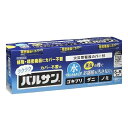 ※商品リニューアル等によりパッケージデザイン及び容量は予告なく変更されることがあります ■ 植物・精密機器にカバー不要のくん煙剤、ラクラクバルサン。くん煙前の事前準備がラクラク。※ 蒸気の煙でお部屋を汚さない※当社暴露試験結果による(すべての植物・精密機器に影響がないことを保証するものではありません) ■ 隠れたゴキブリ・ダニ・ノミを徹底駆除 水を入れるだけの簡単始動です。 効能・効果 ゴキブリ、屋内塵性ダニ類、イエダニ、ノミ、トコジラミ(ナンキンムシ)、ハエ成虫、蚊成虫の駆除 成分 有効成分・・・メトキサジアゾン20% d・d-T- シフェノトリン5％ 添加物として、プロピレングリコール、ジプロピレングリコール、ソルビタン脂肪酸エステル、香料、法定色素、その他3成分 内容 6g×3 用法・用量 天井までの高さ2.5mを目安として 6g・・・6〜8畳(10〜13平方メートル)に1個 12g・・・12〜16畳(20〜26平方メートル)に1個 ご使用方法 使用前に準備すること 部屋（窓や換気口など）を閉め切り、害虫の隠れ場所となる戸棚、引き出し、押入れなどを開放する。なお、食品、食器、おもちゃ、寝具、衣類、仏壇仏具などは直接煙が触れないように、ビニールシートや新聞紙でカバーをするか、部屋の外に出す。 煙が触れないようにテレビ、パソコン、オーディオ製品などの精密機器やピアノなどの楽器にはカバーをする。ディスクやテープ類は付属のケースに入れる。 ペット、観賞魚、水生生物、植物などは部屋の外に出す。 煙を感知する火災警報器、微粒子を感知するガス警報器は反応することがあるので、袋などで覆う。 火災警報器、ガス警報器の取扱いについては、付属の説明書をよく読みご使用ください。 使用後は必ず元に戻してください。 バルサンを始める フタを外し、天面のシールをはがす。 金属缶の入ったアルミ袋、添付文書、警報器カバーを取り出す。 水をプラスチック容器の黒破線のところまで正しく入れる。 ※水を入れ過ぎたり、水が少ないと効果に影響を与えることがあります。 水を入れたプラスチック容器を部屋の床面のほぼ中央に置く。アルミ袋を開け、金属缶を取り出し、矢印が上になるように水に浸してフタをはめる。 数十秒後に勢いよく白い煙が出る。（その後徐々に弱まり、約6分間続く） 煙が出始めたら部屋の外に出て、2時間またはそれ以上、そのまま部屋を閉め切る。 ※まれに熱によってフタ、プラスチック容器が変形することがありますが、安全性、有効性等の品質に影響はありません。 使用後に行うこと 所定時間部屋を閉め切った後、煙を吸い込まないようにして窓や扉を開放し、充分に換気してから中に入る。 部屋の床は駆除した害虫を除去するため、掃除機をかける。 食器などが煙に触れた場合は、水洗いしてから使う。 使用後の容器は、各自治体の廃棄方法に従って捨てる。 ※屋内塵性ダニ類は死骸もアレルギーの原因になると言われています。 バルサンをした後、畳・カーペットのダニは掃除機をかけ取り除きましょう。 寝具類のダニ退治には、天日干し後、入念に掃除機をかけるか、クリーニングをおすすめします。 ご注意 使用上の注意 してはいけないこと (守らないと副作用・事故などが起こりやすくなります。) 病人、妊婦、小児は薬剤(煙)に触れないようにしてください。 煙を吸い込まないように注意してください。 煙が出始めたら部屋の外に出て、所定時間(2-3時間)以上経過しないうちに 入室しないでください。 使用後は充分に換気をしてから中に入ってください。 相談すること 煙を吸って万一身体に異常を感じたときは、できるだけこの説明文書を持って直ちに 本品がオキサジアゾール系殺虫剤とピレスロイド系殺虫剤の混合剤であることを 医師に告げて、診療を受けてください。 今までに薬や化粧品等によるアレルギー症状(発疹・発赤、かゆみ、かぶれなど)を 起こしたことのある人は、使用前に医師又は薬剤師に相談してください。 その他の注意 定められた使用方法、使用量を厳守してください。 煙を感知するタイプの火災警報器・火災報知器、微粒子を感知するタイプのガス 警報器は、反応することがあります。特に直下では使用しないでください。 警報器に覆いなどをした場合には、絶対にとり忘れないようにして、必ず元に戻して ください。火事と間違われないよう、近所にくん煙中であることを伝言してください。 大規模な駆除や夜間に使う場合は、消防署に連絡してください。 食品、食器、おもちゃ、飼料、寝具、衣類、貴金属、仏壇仏具、美術品、楽器、 はく製、毛皮、光学機器などに直接煙が触れないようにしてください。 また、ペット、観賞魚、植物は部屋の外に出してください。 ブルーレイディスク、DVD、CD、MD、フロッピーディスク、磁気テープなどは 直接煙に触れるとまれに障害を起こすことがあるので、専用ケースに収納してください。 大型コンピューターのある所では使用しないでください。 銅、シンチュウ、亜鉛メッキ、銀メッキ製のものは変色することがあるので、 覆いをするか部屋の外に出してください。 紙、衣類、寝具類、ポリ袋やプラスチック製品など燃えやすい物が倒れるなどで 本品使用中に覆いかぶさると変色や熱変性を起こすことがあるので、必ず届かない 所に移してから本品を使用してください。 薬剤が皮膚に付いたときは、石鹸でよく洗い、直ちに水でよく洗い流してください。 加えた水が少なく、未反応薬剤が残った場合には、再び水を加えると薬剤が反応し熱くなりますので、水を加えないでください。 保管及び取扱いの注意 食物、食器及び飼料などと区別し、火気や直射日光を避け、小児の手の届かない 温度の低い場所に保管してください。 使用後の容器は、各自治体の廃棄方法に従い捨ててください。 製造元 レック株式会社 〒104-0031 東京都中央区京橋2-1-3 03-6661-9941 製造国 日本 使用期限 使用期限が180日以上あるものをお送りします。 商品区分 第2類医薬品 広告文責 株式会社ヤマト薬品店（070-1821-1361）