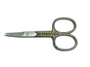 Robert Klaas Nail scissors "Color" Total length: 9cm, 21g Blade length: 25mm Nickel-plated Screw: gold plated By Robert Klaas / Solingen Germany FREE DELIVERY AT ONCE!Jetzt kostenlos Sofort lieferbar!ロバートクラス（独）ネイルシザー（爪切りハサミ）9cm カラー 全長9cm、21g、刃部幅 25mm 用途：爪切り用 カット部とネジ部以外はきれいなカラーデザイン仕上げ ネジ部：金メッキネジ 材質：艶消しサテンニッケルメッキ 製造数希少、プレミアム品
