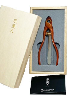 Nail Nipper 'Miyabi' vermilion, Top Quality made in Sanjou Japan ★FREE DELIVERY AT ONCE ！ Jetzt kostenlos sofort lieferbar !Nail Nipper ‘Miyabi' vermilion, Top Quality made in Japan 三条古沢 ニッパー爪切‘雅’朱色、型彫り木箱付 ・全長12cm、75g ・本体のスプリングには耐久性に於いて特に優れた樽バネを使用アクセントに純金メッキを施しました。 　デザインは、ドレスを着た女性をイメージした美しいフォルム ・木箱：自然木。内部は型木彫り。フタに‘爪美人’と彫刻入り ・化粧紙箱入り ・爪やすり：ステンレス鋼、全長9cm ◆切れ味抜群、耐久性に優れる ◆記念品、お祝い（還暦祝い等）などプレゼントやギフトにも大変喜ばれる好適品です