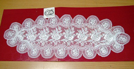 イギリス　キティーフィッシャー　ノッティンガムテーブルセンター20x50cm 美しい英伝統ビギールに織薔..