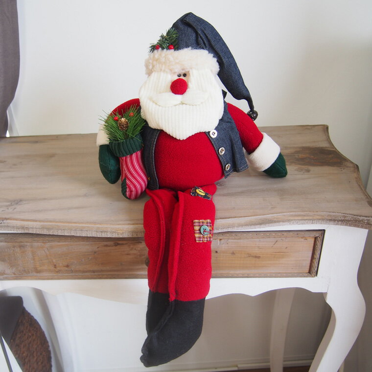 【B2】クリスマスワイルドジャケットサンタおすわり人形 ジーンズ ジージャン ワイルド クリスマス 大きい おしゃれ かわいい 北欧 ファブリック 温かい 卓上 テーブル 飾り 装飾 置物 小物 雑貨 サンタクロース インテリア デコレーション パーティー