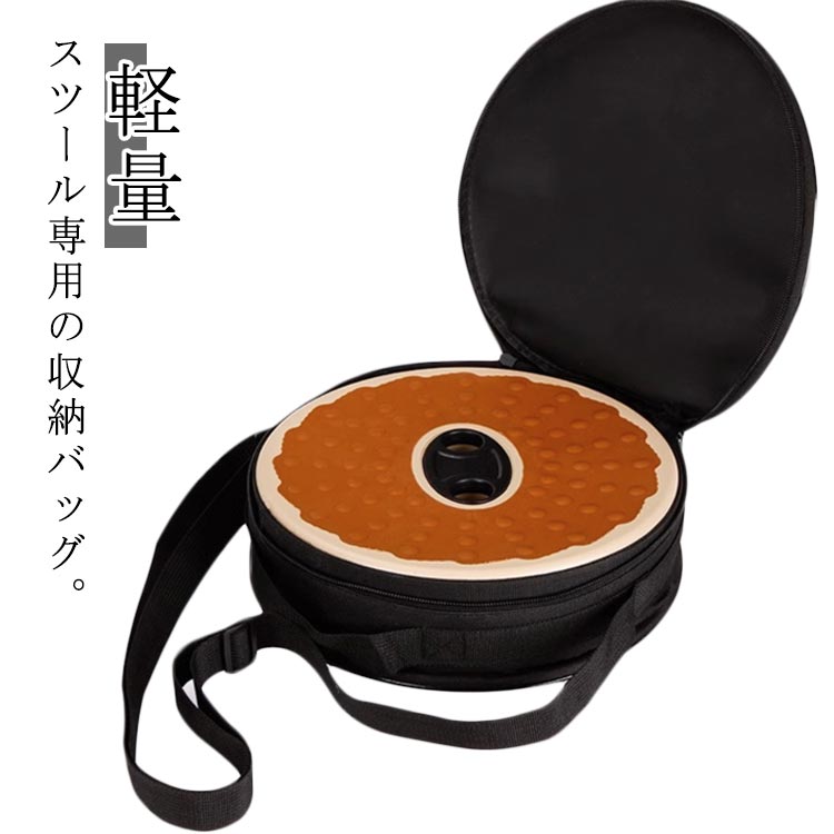 スツール専用の収納バッグ。座面をしっかり包み込むます。座面カバーとしても！長時間座っても、お尻が痛くなりにくい！チェアをバッグに収納すれば、肩掛けで楽に持ち運べます。両手が空くので、アウトドアやイベント会場での移動もスムーズ。 サイズ F サイズについての説明 サイズ：直径25cm 厚み5cm※サイズ計測には誤差が生じます。 素材 オックスフォード ポリエステル スポンジ 色 ブラック 備考 ●サイズ詳細等の測り方はスタッフ間で統一、徹底はしておりますが、実寸は商品によって若干の誤差(1cm～3cm )がある場合がございますので、予めご了承ください。 ●製造ロットにより、細部形状の違いや、同色でも色味に多少の誤差が生じます。 ●パッケージは改良のため予告なく仕様を変更する場合があります。 ▼商品の色は、撮影時の光や、お客様のモニターの色具合などにより、実際の商品と異なる場合がございます。あらかじめ、ご了承ください。 ▼生地の特性上、やや匂いが強く感じられるものもございます。数日のご使用や陰干しなどで気になる匂いはほとんど感じられなくなります。 ▼同じ商品でも生産時期により形やサイズ、カラーに多少の誤差が生じる場合もございます。 ▼他店舗でも在庫を共有して販売をしている為、受注後欠品となる場合もございます。予め、ご了承お願い申し上げます。 ▼出荷前に全て検品を行っておりますが、万が一商品に不具合があった場合は、お問い合わせフォームまたはメールよりご連絡頂けます様お願い申し上げます。速やかに対応致しますのでご安心ください。