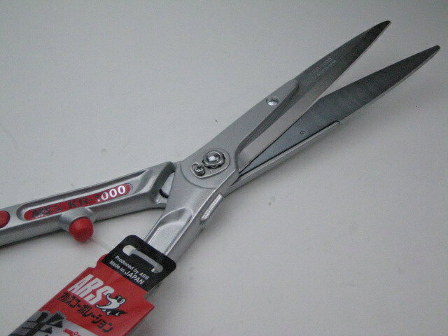 商 品 名 替刃式軽量刈込鋏　KR-1000 品 番 KR-1000 全長 653mm 刃長 180mm 質量 780g 切断目安 生木直径6mm以下 商品仕様 高炭素刃物鋼 : ハードクローム仕上げ : 打ち合いクッション : アルミダイカストグリップ : 緩み止め金具方式（支点部） : 刃カバー付き : 替刃式