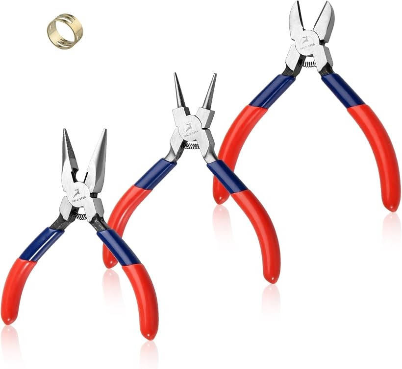 商品コード2bkt0yn8xk商品名手芸ペンチ 3点セット アクセサリー工具セット ペンチ 平やっとこ ニッパー ピンセット 小型 軽量 多機能 ハンドメイド ヤットコ 手芸用品 アクセサリー作りブランドGOLD DEER「セット内容」ミニラジオペンチ1組、ミニ丸ペンチ1組、ミニニッパー1組、リングマンドレル1本が含まれています。ワイヤーラッピングからジュエリー修理までを網羅した、即戦力の工夫されたセットです。「材質」工業用グレードの炭素鋼を採用し、高度な熱処理によって硬化させ、優れた硬度と耐摩耗性を実現。表面は精密研磨されており、長期間使用しても工具の切れ味を維持します。「防錆油について」 ジュエリープライヤーのジョー部分に到着時に油や汚れが付着している場合があります。使用前に布で拭き取ってください。「快適でらくらく操作」ハンドルは青と赤のカラーブロックによるオーバーモールドデザインを採用。鮮やかな外観に加え、人間工学に基づいた滑り止めグリップを実現。内蔵スプリング機構によりプライヤーが自動で開くため、長時間の使用でも手の疲れを効果的に軽減します。「精密工具」ミニラジオペンチは切断エッジとセレーション（鋸歯）付きで、把持や成形に最適。丸ペンチは円や輪の作成に特化しています。また、ミニニッパーは細い金属ワイヤーやフレキシブルケーブルを難なく切断します。これら3種類の工具はそれぞれ異なる目的を持ち、クラフト作品で精密な仕上がりを実現するのに役立ちます。「幅広い用途」このプロ仕様のミニ工具セットは、ジュエリー制作やDIYクラフトに欠かせないアシスタントであるだけでなく、電子機器修理や回路基板など、狭い場所での精密作業にも最適です。初心者から熟練のプロフェッショナルまで、簡単にお使いいただけます。※ 他ネットショップでも併売しているため、ご注文後に在庫切れとなる場合があります。予めご了承ください。※ 品薄または希少等の理由により、参考価格よりも高い価格で販売されている場合があります。ご注文の際には必ず販売価格をご確認ください。※ 沖縄県、離島または一部地域の場合、別途送料の負担をお願いする場合があります。予めご了承ください。※ お使いのモニタにより写真の色が実際の商品の色と異なる場合や、イメージに差異が生じることがあります。予めご了承ください。※ 商品の詳細（カラー・数量・サイズ 等）については、ページ内の商品説明をご確認のうえ、ご注文ください。※ モバイル版・スマホ版ページでは、お使いの端末によっては一部の情報が表示されないことがあります。すべての記載情報をご確認するには、PC版ページをご覧ください。