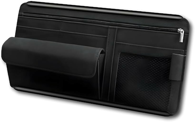 バリエーションコード : 2bjrosc2li商品コード2bjronkyyw商品名サンバイザーポケット 車用 小物収納 多機能ブランドENN LLCカラーブラック駐車券、カード・チケット類、小銭など、散らかりがちな小物をまとめて収納でき、車内がすっきりします。フラップ付きポケットがありサングラスの収納にも便利です。高級感のあるスエード素材を使用し、さまざまなポケットやペンホルダーを備えた機能的なデザインです。裏面のベルト部分を調整するだけで簡単に取り付け可能。裏側にプラスチックの板があるので、安定した固定が可能です。※ 他ネットショップでも併売しているため、ご注文後に在庫切れとなる場合があります。予めご了承ください。※ 品薄または希少等の理由により、参考価格よりも高い価格で販売されている場合があります。ご注文の際には必ず販売価格をご確認ください。※ 沖縄県、離島または一部地域の場合、別途送料の負担をお願いする場合があります。予めご了承ください。※ お使いのモニタにより写真の色が実際の商品の色と異なる場合や、イメージに差異が生じることがあります。予めご了承ください。※ 商品の詳細（カラー・数量・サイズ 等）については、ページ内の商品説明をご確認のうえ、ご注文ください。※ モバイル版・スマホ版ページでは、お使いの端末によっては一部の情報が表示されないことがあります。すべての記載情報をご確認するには、PC版ページをご覧ください。「仕様」サイズ：W31cmxH16.5cm重量：約300g材質：シープスキンスエード、ABSカラー：ブラウン・ブルー・ブラック・グレー＊モニターの環境等により、色の見え方に若干差が生じる場合がございます。