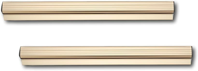 バリエーションコード : 2bk8t53jwp商品コード2bk85nv8o8商品名伝票ホルダー オーダークリッパー 伝票差し 穴あけ不要 強力粘着テープ 壁掛け 飲食店 厨房 オフィス 業務用ブランドENN LLCカラーゴールドサイズ等30cmx2本セット「強固にホールドするのに、片手でサッと抜ける」 内部に組み込まれたガラス玉が伝票を押さえつける「重力設計」を採用。複数枚の紙をしっかり挟んで落とさない保持力がありながら、横へのスライドや下への取り外しは片手でスムーズに行えるという、相反する操作性を両立させています。「「手抜き」な設置作業が、美しい仕上がりを生む」 壁への面倒なドリルでの穴あけやネジ止めは一切不要です。背面に予め貼られている強力なナノテープの赤い保護フィルムを剥がして壁に押し付けるだけ。一見すると「手抜き」とも思えるほど簡単な設置方法でありながら、壁を傷つけずスマートに固定できます。「極薄0.2cmのアルミがもたらす、存在感の無さとタフさ」 厚さわずか約0.2cmのアルミニウム合金を採用。空間に溶け込む主張の少ないスタイリッシュなシルバーデザインでありながら、電解処理による高い耐久性と汚れの落ちやすさを兼ね備え、ハードな厨房環境でも長期間耐え抜きます。「アナログな紙の整列が、直感的な効率化を生む」 伝票を重ねて挟めるため、限られたスペースを無駄なく活用できます。あえてアナログな紙伝票を一列に可視化し「見える化」することで、ピーク時の注文状況や優先順位をスタッフ全員が一目で把握できるようになり、店舗オペレーションの効率を飛躍的に向上させます。＊モニターの環境により、色の見え方に若干差が生じる場合がございます。※ 他ネットショップでも併売しているため、ご注文後に在庫切れとなる場合があります。予めご了承ください。※ 品薄または希少等の理由により、参考価格よりも高い価格で販売されている場合があります。ご注文の際には必ず販売価格をご確認ください。※ 沖縄県、離島または一部地域の場合、別途送料の負担をお願いする場合があります。予めご了承ください。※ お使いのモニタにより写真の色が実際の商品の色と異なる場合や、イメージに差異が生じることがあります。予めご了承ください。※ 商品の詳細（カラー・数量・サイズ 等）については、ページ内の商品説明をご確認のうえ、ご注文ください。※ モバイル版・スマホ版ページでは、お使いの端末によっては一部の情報が表示されないことがあります。すべての記載情報をご確認するには、PC版ページをご覧ください。