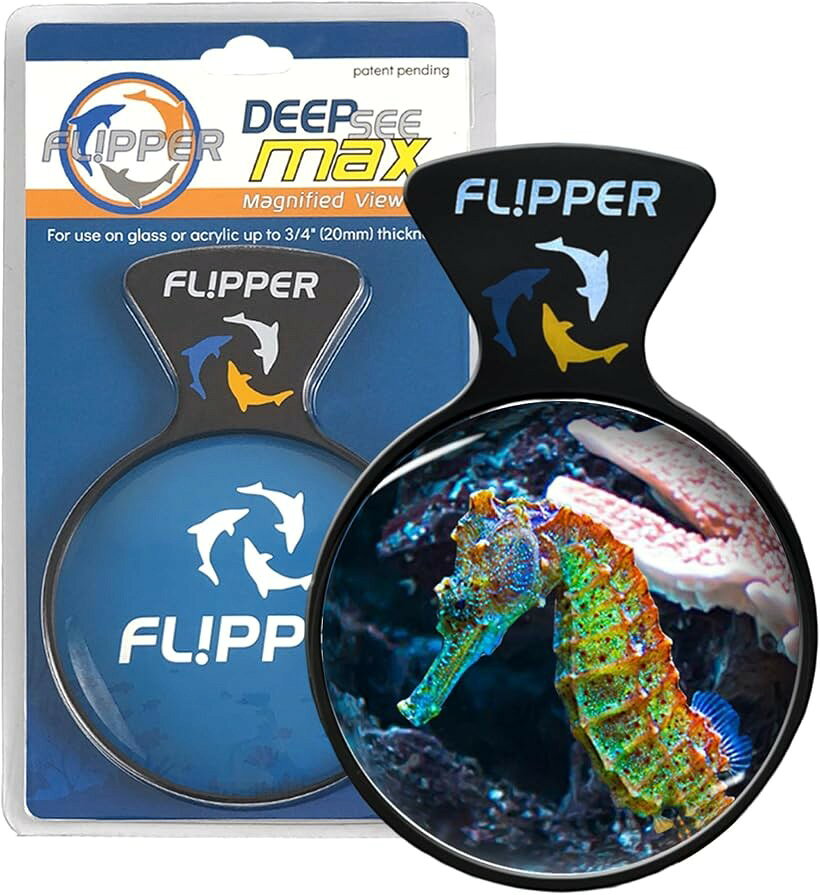 商品コード2b6f32hx26商品名DeepSee 水槽用拡大鏡 磁気ビューアー – 水槽用拡大鏡 – 写真に最適な磁気拡大鏡 – フリッパーフィッシュタンクアクセサリー 5インチブランドFL.PPERカラーブラックサイズ等5 Max魚槽用拡大鏡: Flipper DeepSee磁気拡大鏡は、水槽を見せる光学グレードの拡大レンズが特徴です - 魚の写真撮影に最適な水槽アクセサリーです。磁気マウント: 水槽の外側に取り付けるアクアリウム拡大鏡レンズは、強力な希土類磁石によって水槽の壁を通って磁気で取り付けられます。移動が簡単: 小さなルーペはタンクの周りを簡単に移動し、どこからでも見ることができます。マグネット式拡大鏡は魚の病気や嫌な害虫の兆候をチェックするのに最適です。5インチのマグニファー: この5インチの水槽拡大鏡は、水槽壁の厚さが最大3/4インチで、焦点範囲は約6～10インチのガラスとアクリルタンクの両方に安全に使用できます。※ 他ネットショップでも併売しているため、ご注文後に在庫切れとなる場合があります。予めご了承ください。※ 品薄または希少等の理由により、参考価格よりも高い価格で販売されている場合があります。ご注文の際には必ず販売価格をご確認ください。※ 沖縄県、離島または一部地域の場合、別途送料の負担をお願いする場合があります。予めご了承ください。※ お使いのモニタにより写真の色が実際の商品の色と異なる場合や、イメージに差異が生じることがあります。予めご了承ください。※ 商品の詳細（カラー・数量・サイズ 等）については、ページ内の商品説明をご確認のうえ、ご注文ください。※ モバイル版・スマホ版ページでは、お使いの端末によっては一部の情報が表示されないことがあります。すべての記載情報をご確認するには、PC版ページをご覧ください。Flipper DeepSeeの水槽用拡大鏡で、これまでにない水槽を見てください。水槽の写真撮影に最適なアクセサリーです。DeepSee Viewerは、磁気的に取り付けられた光学グレードの拡大鏡を備えており、タンク内のどこにでも素早く配置できます。角の周りでも簡単に動きます。水槽内の病気や害虫の早期発見に理想的なDeepSee Viewerは、水槽内の細部まで拡大できます。今まで見たことのないものが見えます。DeepSee は強力な希土類磁石でしっかりと固定されています。ガラスとアクリルの両方の水槽に安全で、ナノタンクには大きなショータンクまで3つの異なるサイズがあります。ディープシービューワーナノ3インチレンズ – 厚さ3/8インチまでのガラスまたはアクリルタンク用 – 2～6インチの焦点範囲のディープシービューワー4インチレンズに最適 – 厚さ5/8インチまでのガラスまたはアクリルタンク用 – 3～8インチの焦点範囲のディープビューに最適化。EWER MAX 5インチ。レンズ – 厚さ1インチまでのガラスまたはアクリルタンク用 – 焦点距離6～10インチに最適化。