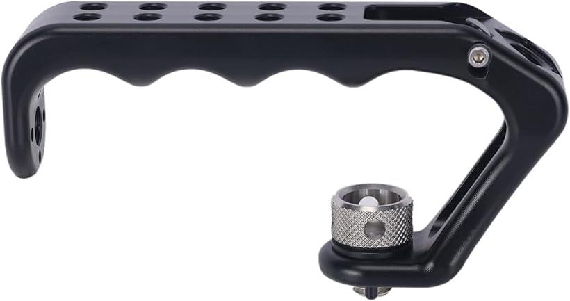 商品コード2b2vlhvgsn商品名3/8 -16 ARRI規格 トップハンドル グリップ 汎用 撮影ハンドルグリップ コールドシュー-536ブランドNICEYRIG「人間工学に基づいたデザイン」 Niceyrig Arri 位置決めトップ ハンドル 536 は、ローアングル撮影およびスポーツ撮影時に便利な操作するよう設計されています。グリップ部には力が掛けやすく手にフィットする波型形状のグリップです。「安定性」一体成形のため、各パーツをしっかりと固定できるハンドルです。そして、製品は全体的に削り出すから、精度が高く、緩みにくいです。また、ハンドルの末端には特別に設計された端に突起があり、落下の恐れがないし、安心してお使いいただけます。「拡張性抜群」3/8 -16取り付けネジとARRI位置決めピンを備えています。カメラライト、フラッシュ、マイクや外部モニターなどカメラ汎用のアクセサリーを取り付けられます。拡張性の高いハンドルです。「使いやすい」ノブネジでケージとハンドルを素早く着脱できます。（レンズと一致する方向にハンドルを装着できるし、レンズと逆の方向にも装着できます。）水平方向に撮影が簡単、ローアングル撮影と長時間撮影も楽になります。「アルミニウム合金制」アルミニウム合金材料でCNC加工仕上がりしたハンドルです。素材となるアルミ合金は非常に軽量なうえにソリッドで、耐食性も良好です。美しいデザインと強度を維持しながら、軽量で安全、カメラリグに合わせて拡張可能です。※ 他ネットショップでも併売しているため、ご注文後に在庫切れとなる場合があります。予めご了承ください。※ 品薄または希少等の理由により、参考価格よりも高い価格で販売されている場合があります。ご注文の際には必ず販売価格をご確認ください。※ 沖縄県、離島または一部地域の場合、別途送料の負担をお願いする場合があります。予めご了承ください。※ お使いのモニタにより写真の色が実際の商品の色と異なる場合や、イメージに差異が生じることがあります。予めご了承ください。※ 商品の詳細（カラー・数量・サイズ 等）については、ページ内の商品説明をご確認のうえ、ご注文ください。※ モバイル版・スマホ版ページでは、お使いの端末によっては一部の情報が表示されないことがあります。すべての記載情報をご確認するには、PC版ページをご覧ください。
