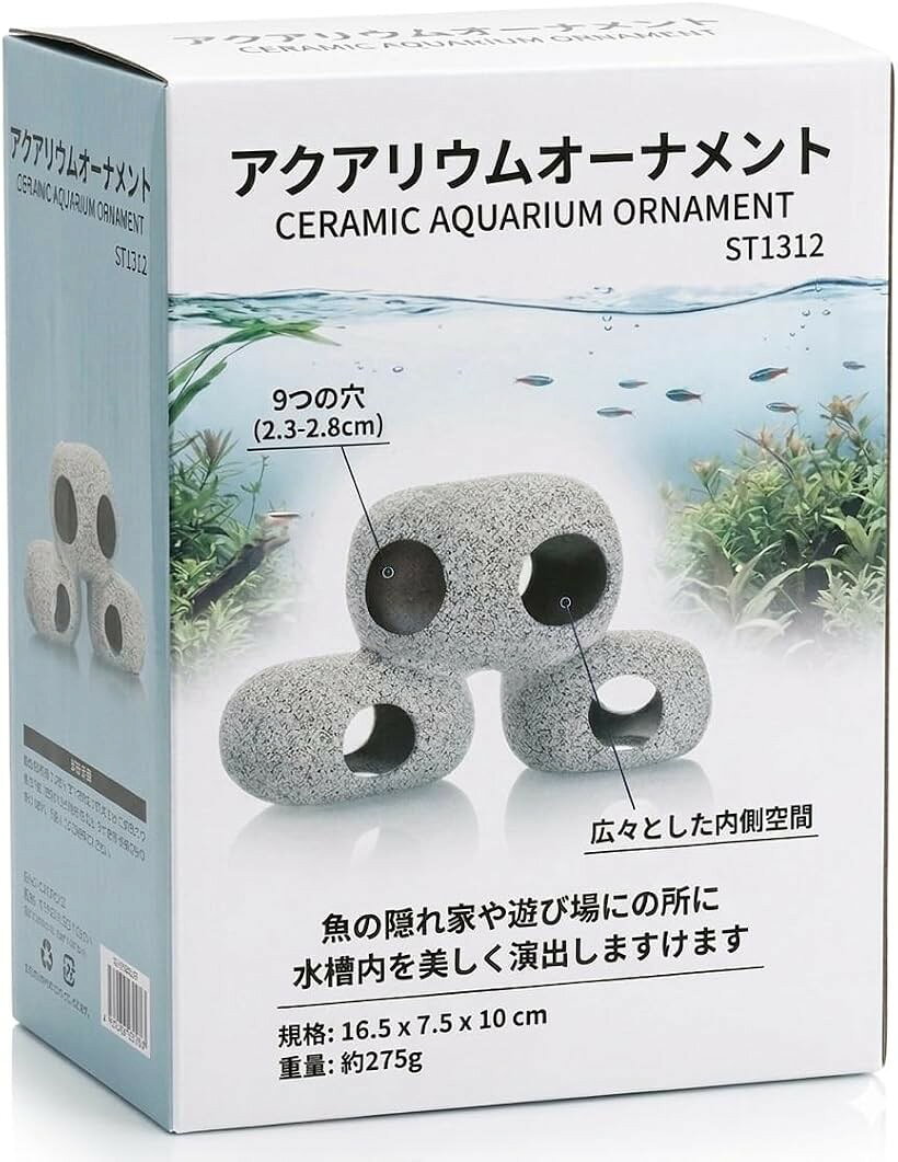 バリエーションコード : 2bki4riu8j商品コード2bki4j04wr商品名アクアリウム オブジェ オーナメント 水槽用 陶器 洞窟 隠れ家 熱帯魚 水槽 オブジェ アクセサリーブランドVICHE CATTカラー3個合体バージョンサイズ等全長 縦7.5cmx横16.5cmx高さ10水槽レイアウトの装飾品: 熱帯魚やメダカ、金魚の水槽レイアウトに置くだけで水槽内をおしゃれに演出してくれるアクアリウムオーナメントです。天然石のような自然な風合い: 高温処理された陶磁器で作られた天然石のような自然な風合いがどんなアクアリウムシーンにも馴染み、水槽内を一瞬でおしゃれに演出してくれる装飾品です。お手入れ簡単で水質改善効果: 軽量で通気性、防腐性に優れており、汚れが気になる時はさっと水洗いしていつでも綺麗にお使いいただけます。また高温処理された陶磁器には水をろ過する作用もあるので水質の改善にも役立ちます。セット内容と仕様:・2種セット、サイズは全長縦8cmx横6cmx高さ6cm（各種共通）、通り穴サイズは縦3.3cmx横3.5cm、素材は高温処理された陶磁器、重量はA 78g、B 88gです。・3個合体バージョン　サイズは全長 縦7.5cmx横16.5cmx高さ10cm 重量は275グラムです※ 他ネットショップでも併売しているため、ご注文後に在庫切れとなる場合があります。予めご了承ください。※ 品薄または希少等の理由により、参考価格よりも高い価格で販売されている場合があります。ご注文の際には必ず販売価格をご確認ください。※ 沖縄県、離島または一部地域の場合、別途送料の負担をお願いする場合があります。予めご了承ください。※ お使いのモニタにより写真の色が実際の商品の色と異なる場合や、イメージに差異が生じることがあります。予めご了承ください。※ 商品の詳細（カラー・数量・サイズ 等）については、ページ内の商品説明をご確認のうえ、ご注文ください。※ モバイル版・スマホ版ページでは、お使いの端末によっては一部の情報が表示されないことがあります。すべての記載情報をご確認するには、PC版ページをご覧ください。