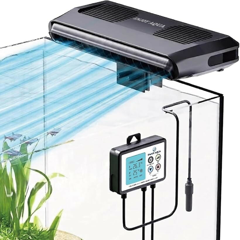 商品コード2brngro2hq商品名水槽用 冷却ファン 温度管理モデル デジタルコントローラー付き 自動ON/OFF 3段階風量調整 静音設計 60～90cm水槽対応 淡水・海水対応 日本語説明書付きブランドENJOY AQUAカラー黒「 夏の水温対策に」夏場の水温上昇対策に。手軽に始められる水槽用冷却ファンです。クーラーまでは必要ないけど、しっかり冷やしたい方におすすめです。「風量3段階＋しっかり冷却」デュアルファン搭載で水面をしっかり冷却。風量は3段階で調整できるので、水槽サイズや季節に合わせて使えます。「温度を見ながらかんたん管理」デジタルコントローラー付き。設定温度に合わせて自動でON/OFFできるので、水温管理がしやすく初心者の方にも使いやすい設計です。「角度調整＆かんたん設置」360°回転＋送風口30°調整対応。風向きを調整しやすく、フチ掛け式で設置もかんたん。最大24mmまでの水槽フチに対応します。「静音設計＆USB電源対応」静音設計で使いやすく、USB電源式なので扱いやすい仕様です。省電力6.5W設計で、毎日の水温対策にも使いやすい冷却ファンです。「ご使用前にご確認ください」冷却効果を高めるため、直射日光を避け、水位は水面から約10cm以内を目安に設置してください。使用中は水が蒸発しやすくなるため、定期的な足し水をおすすめします。※ 他ネットショップでも併売しているため、ご注文後に在庫切れとなる場合があります。予めご了承ください。※ 品薄または希少等の理由により、参考価格よりも高い価格で販売されている場合があります。ご注文の際には必ず販売価格をご確認ください。※ 沖縄県、離島または一部地域の場合、別途送料の負担をお願いする場合があります。予めご了承ください。※ お使いのモニタにより写真の色が実際の商品の色と異なる場合や、イメージに差異が生じることがあります。予めご了承ください。※ 商品の詳細（カラー・数量・サイズ 等）については、ページ内の商品説明をご確認のうえ、ご注文ください。※ モバイル版・スマホ版ページでは、お使いの端末によっては一部の情報が表示されないことがあります。すべての記載情報をご確認するには、PC版ページをご覧ください。おすすめ特集 今すぐチェック！ 注目商品！ ［ENJOY AQUA］ 魚イキイキ きれいな水に！ 高濃度バクテリア バイオエナジー 淡水用 硝化菌 バクテリア 日本製 金魚 メダカ 熱帯魚 淡水魚 水草 (淡水用 500㎖) 注目商品！ ［ENJOY AQUA］ 水質検査 アクアリウム 6in1 淡水用 100回分 説明書付き 金魚 メダカ 熱帯魚 ph 亜硝酸塩 炭酸塩 総硬度 硝酸塩 塩素 注目商品！ pHコントロール機能付き リングろ材 バイオエナジーリング 多孔質 セラミック ろ過材 ネット付属 日本製