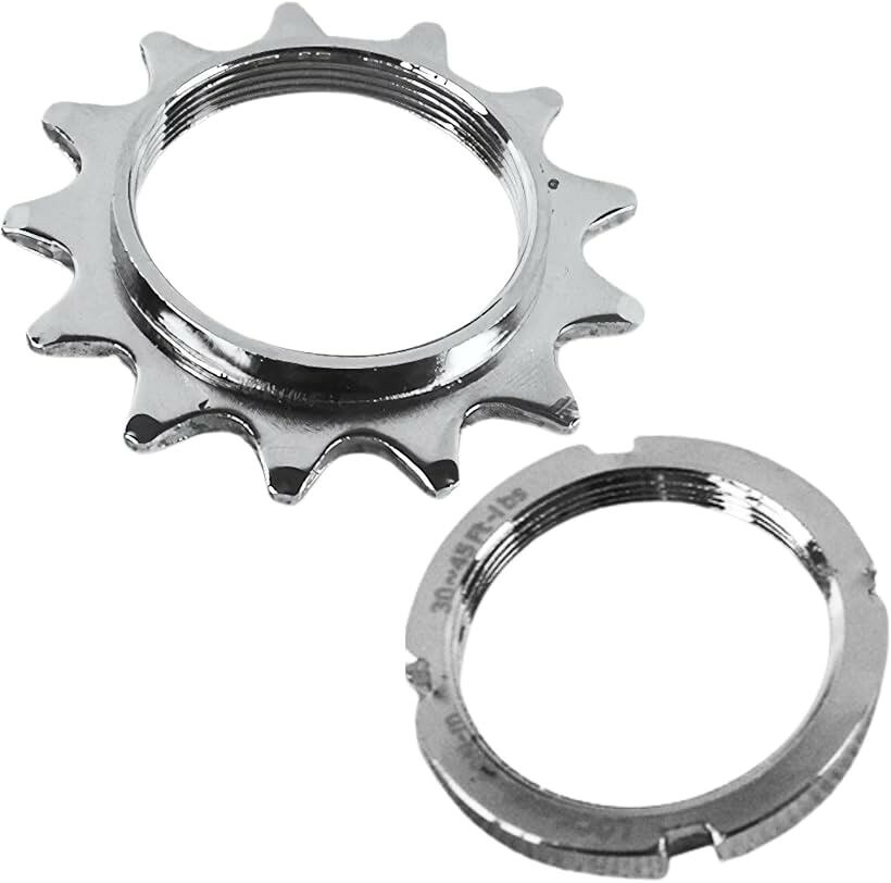 バリエーションコード : 2bud6r15sv商品コード2bud6usndv商品名固定ギア 自転車 コグ ピストバイク 1/2 1/8 厚歯 スプロケット シングルスピード 単速 ロックリング付きブランドtoritottoカラーシルバーサイズ等13T「選べる歯数で自在にカスタム」シングルスピードに対応した高精度固定ギアセット。13T-18Tの6種類の歯数から選べるため、用途や走行スタイルに応じたギア比の調整が可能です。高強度スチールをCNC切削加工を施し、耐久性・噛み合い精度に優れた作り。付属のロックリングとセットで固定力も高く、トリックやストリートライドにも安心して使えます。街乗りからスキッド練習まで、幅広い用途で活躍する定番コグです。「取り付けサイズ」コグは1.37インチx24T（約34.8mm・正ネジ）仕様、ロックリングは1.29インチx24T（約32mm・逆ネジ）仕様で、固定ハブに取り付け可能。コグの高さは約7.6mm、歯厚は約3.1mm。取り付けには正ネジ（時計回り）でコグを、逆ネジ（反時計回り）でロックリングを締めます。締付トルクは40～60N・mを推奨。「互換性と注意点」ご使用中のリアハブが固定ギア対応（両ネジ式）であることをご確認ください。本製品は、固定ギア用ハブの「大ネジ（コグ装着用）」と「小ネジ（ロックリング装着用）」の両方が備わった構造に対応しています。いわゆる「片面フリーギア専用ハブ」には取り付けることができません。固定ギア仕様であることで、ペダルとリアホイールが常に連動し、足を止めることなくダイレクトな操作性が楽しめます。「ギア比調整」コグの歯数を変更することでギア比を簡単に調整可能です。加速重視なら小さめのコグ（13T-15T）、スキッドやトリック重視なら大きめ（17T-18T）がおすすめです。街乗りではギア比2.5-3.1、トレーニングでは3.0-3.5が目安。乗り方に合わせてギア構成を最適化へ。「幅広いライダーに対応」ピストバイクにこれから挑戦したい方から、スキッドやスタンディングといった固定ギア特有の動きを楽しむ経験者まで、幅広いライダーに対応。複数の歯数を用意しておけば、当日の路面状況や目的に応じたセッティングが可能になり、より快適なライディングを実現できます。また、軽量で持ち運びやすいため、予備パーツとしても現場での素早い交換に役立ちます。※ 他ネットショップでも併売しているため、ご注文後に在庫切れとなる場合があります。予めご了承ください。※ 品薄または希少等の理由により、参考価格よりも高い価格で販売されている場合があります。ご注文の際には必ず販売価格をご確認ください。※ 沖縄県、離島または一部地域の場合、別途送料の負担をお願いする場合があります。予めご了承ください。※ お使いのモニタにより写真の色が実際の商品の色と異なる場合や、イメージに差異が生じることがあります。予めご了承ください。※ 商品の詳細（カラー・数量・サイズ 等）については、ページ内の商品説明をご確認のうえ、ご注文ください。※ モバイル版・スマホ版ページでは、お使いの端末によっては一部の情報が表示されないことがあります。すべての記載情報をご確認するには、PC版ページをご覧ください。