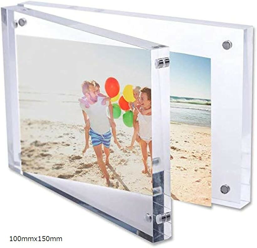 バリエーションコード : 2b6936qwig商品コード2b64tklwqs商品名写真立て アクリルフォトフレーム マグネットタイプ 両面透明クリア KG判 横縦置き兼用 ホーム オフィス写真用のモダン 展示ピクチャー 絵画 賞状 キャラクター おしゃれブランドAILELANカラー透明クリアサイズ等100mmx150mm「重厚感のアクリル板・強力な磁石式」2枚のアクリル板（10mm+10mm厚の2枚合わせ）の間に、四隅の吸着用の強いマグネットで挟んで固定する為、写真の差し替えが簡単です。アクリルは紫外線カットをさらに強化したものまで登場しており、（写真を日焼けから守ります）、軽くて割れにくいから飾りやすい。「縦置き・横置き兼用」厚みのあるアクリル板を使用しているので、シンプルながら上品な印象を与えます。マグネットで挟んで固定する為、写真の差し替えが簡単です。縦置き、横置き兼用でお部屋に合わせて配置頂けます。重厚感のある透明板が、写真をぐっと引き立てるアクリル製フォトフレームです。厚みがあるのでスタンドなしで自立します。「丈夫・透明度」強力なネオ磁石を組み込んだアクリル製のフレーム，軽くて丈夫なアクリル製なので机でのインテリアに最適。高級アクリル素材ならではの、写真が浮き上がるような透明感のある美しい仕上がりとなります。アクリルフォトフレームはサイドを無くし、写真の全貌を展示できるため、写真の細部を明瞭にします。オフィス卓上、自宅、玄関など、どこに置いてもどんなインテリアとも相性よく飾れます。「多機能・贈り物」写真ギフトのアクリルフォトフレームは、特別な方へのプレゼントとして最適です。思い出の写真を愛する人へ渡したり、孫の写真を使って親へとプレゼントしたり、またお世話になった方へ記念写真をプリントしたりと、色々な場面で活躍しそうです。プレゼント、イベント、パーティー、謝恩会、結婚式、ご卒業、営業ツールなども適しているアクリルフォトフレームです。「パッケージ内容・仕様」KG判アクリルフォトフレームx1枚。改良版フレーム外形寸法：100x150x20（mm）.フレーム重量：約360g.ご注意：最初に傷つき防止フィルムがついていますので、フィルムを剥がしてください。＊入荷時期により予告無くフィルムが変更される場合がございます。予めご了承ください。※ 他ネットショップでも併売しているため、ご注文後に在庫切れとなる場合があります。予めご了承ください。※ 品薄または希少等の理由により、参考価格よりも高い価格で販売されている場合があります。ご注文の際には必ず販売価格をご確認ください。※ 沖縄県、離島または一部地域の場合、別途送料の負担をお願いする場合があります。予めご了承ください。※ お使いのモニタにより写真の色が実際の商品の色と異なる場合や、イメージに差異が生じることがあります。予めご了承ください。※ 商品の詳細（カラー・数量・サイズ 等）については、ページ内の商品説明をご確認のうえ、ご注文ください。※ モバイル版・スマホ版ページでは、お使いの端末によっては一部の情報が表示されないことがあります。すべての記載情報をご確認するには、PC版ページをご覧ください。
