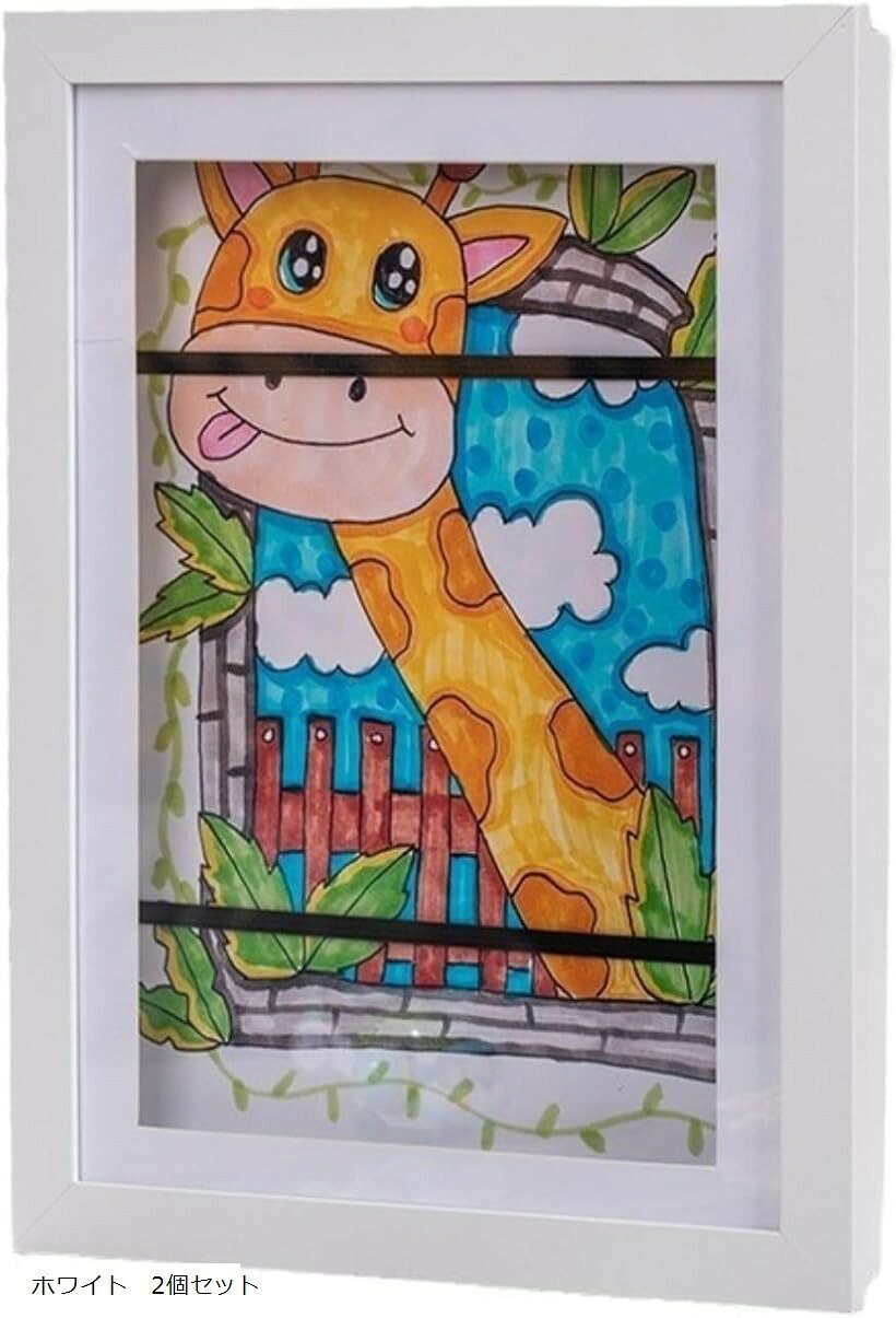 バリエーションコード : 2busork0c8商品コード2busogj1l6商品名アートフレーム パネル 子供の絵を飾る 子供 作品収納 フォト フレーム 壁掛けフォトフレーム 額縁 a4 木製 ボックス 作品収納ケース アートパネル オシャレ 壁掛けブランドSimple joysカラーホワイト　2個セット「壁掛け・立て掛け2WAY設計」壁掛けフォトフレームとしてお部屋をギャラリーのように演出。棚や机に置いて飾ることもできるので、子供部屋やリビング、学校や保育園でも大活躍します。ナチュラルデザインの木製パネル」 落ち着いた木製の額縁がインテリアと調和。A4まで対応し、子供の絵や賞状、ポスターなども展示可能。アートパネルとして空間をおしゃれに演出します。「マグネット扉で簡単入れ替え」磁石でラクに開閉できる設計。子どもの作品や写真を気分に合わせてすぐに交換できるから、毎日の成長記録を楽しくディスプレイ。親子の会話も増えると好評です。「立体作品も飾れる大容量収納」厚みのある構造で、画用紙だけでなく立体的な工作や油彩パネルも収納可能。ゴムバンドでしっかり固定できるので、大切な作品がずれずに安心して保管できます。「選べる3カラー」ブラック・ホワイト・ナチュラルの3色展開。シンプルでおしゃれなデザインはどんなインテリアにも馴染み、子供部屋からリビング、ギャラリー展示まで幅広く活用できます。※ 他ネットショップでも併売しているため、ご注文後に在庫切れとなる場合があります。予めご了承ください。※ 品薄または希少等の理由により、参考価格よりも高い価格で販売されている場合があります。ご注文の際には必ず販売価格をご確認ください。※ 沖縄県、離島または一部地域の場合、別途送料の負担をお願いする場合があります。予めご了承ください。※ お使いのモニタにより写真の色が実際の商品の色と異なる場合や、イメージに差異が生じることがあります。予めご了承ください。※ 商品の詳細（カラー・数量・サイズ 等）については、ページ内の商品説明をご確認のうえ、ご注文ください。※ モバイル版・スマホ版ページでは、お使いの端末によっては一部の情報が表示されないことがあります。すべての記載情報をご確認するには、PC版ページをご覧ください。「子どもの絵や思い出を残すアートフレーム」Simple joys アートフレームは、子どもの絵や制作物を「飾る」と「収納する」を同時に叶えるフォトフレームです。A4サイズに対応し、最大150枚まで収納可能。描いた作品をそのまま飾りながら大切に保管できるので、成長記録や思い出をそのままカタチに残せます。「便利なマグネット扉付き」フレームはマグネット扉で簡単に開閉できる設計。作品の入れ替えがスムーズで、気分や季節に合わせて展示を変えることができます。子どもの絵を毎週入れ替えるのもラクラク。「大容量で立体作品も収納可能」収納力は最大150枚。厚みのある構造なので、平面の絵だけでなく立体的な工作や油彩パネル、写真アルバム、手作りカレンダーなども飾れます。内部にはゴムバンドが付いており、作品をしっかり固定できる安心設計です。「壁掛け・立て掛け両対応の2WAY」背面の留め具は縦横どちらにも対応。壁に掛ければリビングや子供部屋がおしゃれな美術館に。棚や机に立てて置けば、手軽にフォトスタンドとして楽しめます。シンプルでおしゃれなデザインなので、どんなインテリアにも馴染みます。「選べる3カラーでインテリアにマッチ」ブラック・ホワイト・ナチュラルの3色から選べるため、インテリアや設置場所に合わせやすいのもポイント。兄弟それぞれの作品を色違いで揃えたり、祖父母へのプレゼントにも喜ばれるアイテムです。「お客様の声から生まれる価値」「子どもが自分の絵を飾ってもらえるのが嬉しい」「作品を額に入れると特別感が出る」「会話が生まれて親子の時間が増えた」との声が多数寄せられています。また「たくさん収納できて散らからない」「断捨離せずに残せる」と保管性も高評価。大切な作品を捨てることなく整理しながら展示できるのは、このアートフレームならではの魅力です。「安心の仕様とおすすめシーン」・ガラスではなく透明アクリルシートを採用し、安全性が高く軽量。小さなお子様のいる家庭でも安心して使用可能。・作品収納とディスプレイが一体型なので、省スペースで管理できます。・子ども部屋やリビング、学校や保育園の制作展示、思い出の写真整理やギフト用途にも最適。子どもの作品を捨てずに残したい方、飾りながら収納もしたい方におすすめの「Simple joys アートフレーム」。大切な思い出を、もっと手軽に、美しく残してみませんか？
