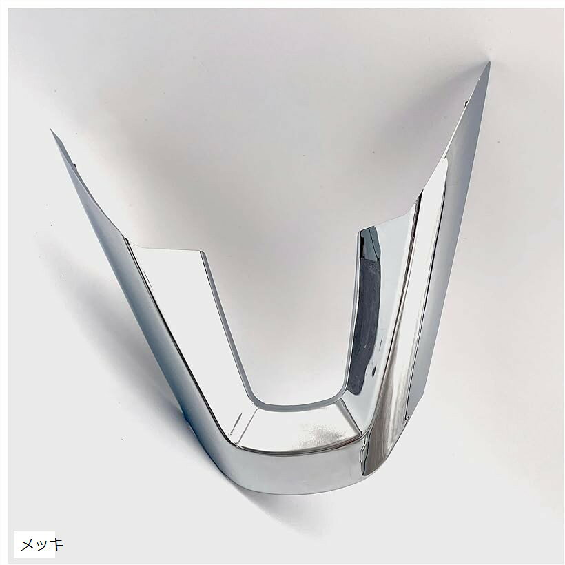 バリエーションコード : 2bupft8cki商品コード2bupftljoh商品名ハイゼット トラック ハイゼットジャンボ S500P S510P 後期 対応 カスタム パーツ アクセサリー ステアリングアンダー パネル カバーブランドFlatlandカラーメッキステアリング下部の樹脂部分を美しくカバーし、ハイゼットの車内を一瞬で上質な印象へと変えるステアリングアンダーパネル。手がよく触れる箇所を傷や汚れから守りながら、光沢感のあるメッキ仕上げがモダンな雰囲気を演出します。黒一色だったハンドル周りに立体感と明るさをプラスし、ワンランク上のインテリアへ。純正のような自然なフィット感で違和感ゼロ。愛車の第一印象を格上げする、実用性とデザイン性を兼ね備えたカスタムパーツです。「耐久性と美しさを両立した高品質素材」 素材には、高い耐衝撃性・耐熱性・耐寒性を誇るABS樹脂を採用。走行中の振動や温度変化にも強く、変形や劣化を防止します。軽量ながら頑丈な構造で、長期間使用しても美しい輝きを維持。さらに防塵・防湿性能にも優れており、内装パーツとして理想的な品質を実現。毎日触れる場所だからこそ、確かな素材選びにこだわりました。愛車を守りつつ、快適なドライブ空間を支える“質感重視派”のためのステアリングカバーです。「上品な輝きが際立つ高級感デザイン」 鏡面メッキ仕上げが放つ艶やかな光沢は、車内にラグジュアリーな印象をプラス。控えめながら確かな存在感で、ステアリング全体を洗練された雰囲気に導きます。車内の黒い樹脂パーツと自然に馴染みながら、上質さをさりげなく演出。愛車のイメージを一段上へ引き上げるメッキパネルは、オーナーのこだわりを映すアクセントに最適です。見た目の変化はもちろん、日常の運転時間をより特別に感じさせる上質カスタムパーツです。「ハイゼット専用設計で純正のような一体感」 ハイゼットトラック・ジャンボ（S500P/S510P後期）専用設計のため、加工不要でピッタリ装着可能。曲線までしっかり設計されており、ズレや隙間のないフィット感を実現します。純正パーツのような仕上がりで、後付け感のない自然な見た目に。複数の車種に対応しつつも、精密な成形技術で車体に違和感なく馴染みます。取付後は一体感のある仕上がりで、まるでメーカー純正品のような完成度を体感できます。「工具不要で誰でも簡単に取り付け可能」 裏面には強力な両面テープをあらかじめ装着済み。位置を合わせて貼るだけで、簡単にドレスアップが完了します。工具や特別な知識は一切不要で、カスタム初心者でも安心。しっかりとした粘着力で走行中の剥がれを防止し、長期間安定した装着をキープします。お好みのタイミングで気軽に装着できるのも魅力。短時間で車内の印象を変えられる、手軽で効果的なドレスアップアイテムです。「適合車種」ハイゼット トラック(HIJET TRUCK) ハイゼットジャンボ S500P・S510P 後期 「年式」2021年12月21日～「セット内容」ステアリングパネルx1「材質 / カラー」ABS製 / メッキ「取付ポイント」取付前に必ず仮合わせを行い、取付面の油分や汚れをしっかり落としてください。車内を15度以上に温めてから取り付けをするとはがれにくいです。粘着力が弱い場合は、両面テープ等で補強することをお勧めします。「免責事項」＊お取り付けは、自己責任にて作業を行って下さい。お客様責任による破損での対応は受付できません。＊本製品を使用した事による直接的、間接的に生じた事故、損害、破損についての責任は当店では負えませんのでご注意下さい。＊商品は社外品になります。＊製品の仕様上、製造工程で発生する小キズなどがある場合があります※ 他ネットショップでも併売しているため、ご注文後に在庫切れとなる場合があります。予めご了承ください。※ 品薄または希少等の理由により、参考価格よりも高い価格で販売されている場合があります。ご注文の際には必ず販売価格をご確認ください。※ 沖縄県、離島または一部地域の場合、別途送料の負担をお願いする場合があります。予めご了承ください。※ お使いのモニタにより写真の色が実際の商品の色と異なる場合や、イメージに差異が生じることがあります。予めご了承ください。※ 商品の詳細（カラー・数量・サイズ 等）については、ページ内の商品説明をご確認のうえ、ご注文ください。※ モバイル版・スマホ版ページでは、お使いの端末によっては一部の情報が表示されないことがあります。すべての記載情報をご確認するには、PC版ページをご覧ください。ハイゼット トラック ハイゼットジャンボ S500P S510P 後期 対応 カスタム パーツ アクセサリー ステアリング アンダー パネル カバー