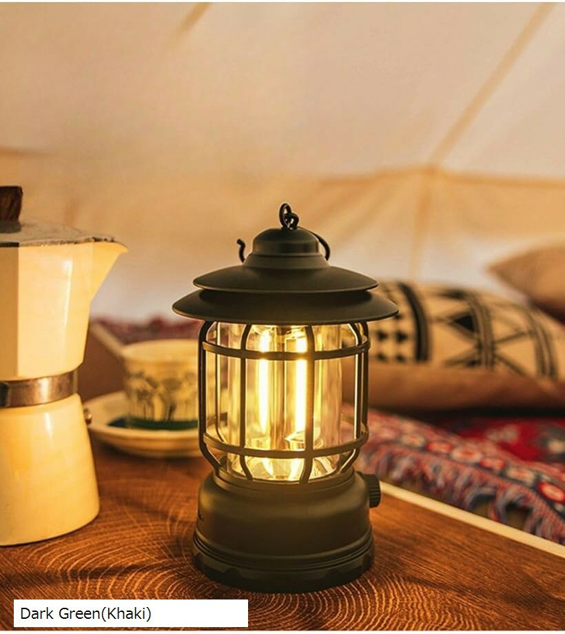 バリエーションコード : 2brtprkput商品コード2brtprdps8商品名USB充電式 LED キャンプランタン レトロランタン 無段階調光 最大24時間点灯 防水IPX4 吊り下げ・置き型両用 暖色ライト アウトドア 防災 停電対策 Type-CブランドAdgadgカラーDark Green(Khaki)1「最大24時間連続点灯の大容量バッテリー」 USB Type-C充電式の大容量バッテリーを搭載し、フル充電で最大約24時間連続点灯可能。キャンプの夜通し使用や停電・災害時の非常灯としても頼れる長寿命ライトです。電源が確保しにくい屋外環境でも安心して使え、予備電池や電池交換が不要なため、荷物を抑えたいソロキャンパーにも最適。環境に優しい省エネLED光源で発熱が少なく、安心して長時間使用できます。2「無段階調光ダイヤルで明るさを細かく調整可能」 前面の大きなダイヤルを回すだけで明るさを無段階に調整可能。読書や調理ができる実用的な明るさから、雰囲気を演出する柔らかな常夜灯まで、シーンに合わせて思いのままの光をコントロールできます。暗闇下でも操作しやすいデザインで、誰でも直感的に使えるのが魅力。キャンプ、車中泊、ベランダ時間、リビングのリラックス照明など幅広く活躍します。3「暖かい光で空間に特別な癒しを演出」 レトロランタンを思わせる暖色LEDが柔らかく広がり、リラックスした空気感を作り出します。室内のインテリアライトとしてもおしゃれで、夜のくつろぎ時間に最適。アウトドアでも室内でも雰囲気を楽しめる灯りとして人気です。優しい光が家族や仲間との時間をより温かく演出し、写真映えも抜群。暗闇を明るく照らすだけでなく、思い出を美しく残します。4「IPX4防水＆2WAY設計（置き型/吊り下げ）」 アウトドアで急な雨に遭遇しても安心のIPX4防水対応。地面に置いて広範囲を照らすだけでなく、上部フックでテント・タープに吊るしてスポット照明としても活用できます。卓上ライト、夜間移動の携帯ライトとしても便利で、玄関やベランダライトとしても活躍。軽量で持ち運びがしやすいため、ソロでもファミリーでも快適に使えます。5「4色のレトロデザイン＆軽量コンパクト」 ブラック、ホワイト、レッド、グリーンの全4色展開で、キャンプギアとの相性抜群。重さは約219gとスマートフォン並みの軽さで、バッグやリュックに気軽に収納できます。コンパクトなのに存在感のあるクラシカルな見た目で、プレゼントにも最適。家でも外でもおしゃれな雰囲気を損なわないランタンです。※ 他ネットショップでも併売しているため、ご注文後に在庫切れとなる場合があります。予めご了承ください。※ 品薄または希少等の理由により、参考価格よりも高い価格で販売されている場合があります。ご注文の際には必ず販売価格をご確認ください。※ 沖縄県、離島または一部地域の場合、別途送料の負担をお願いする場合があります。予めご了承ください。※ お使いのモニタにより写真の色が実際の商品の色と異なる場合や、イメージに差異が生じることがあります。予めご了承ください。※ 商品の詳細（カラー・数量・サイズ 等）については、ページ内の商品説明をご確認のうえ、ご注文ください。※ モバイル版・スマホ版ページでは、お使いの端末によっては一部の情報が表示されないことがあります。すべての記載情報をご確認するには、PC版ページをご覧ください。「USB Type-C充電式 x レトロデザイン」アウトドアの頼れる灯りとしてはもちろん、室内のインテリアとしても活躍するレトロなLEDキャンプランタン。クラシカルなデザインと使いやすさを兼備し、キャンプ初心者から上級者まで幅広くおすすめできる照明です。「最大24時間連続点灯。緊急時にも強い安心設計」省エネLEDと大容量バッテリーにより、フル充電で最長約24時間の連続点灯を実現。停電、災害時の備えや車中泊でも心強い存在です。電池交換が不要で、モバイルバッテリーからの充電も可能なため、屋外で電源が確保できない状況でも安心して使用できます。「無段階調光。用途に合わせて最適な明るさに」ダイヤルを回すだけで光量を細かく調整でき、雰囲気づくりの弱光から手元を照らす強光まで幅広い明るさに対応。読書、料理、就寝前のリラックスタイムなど、様々なシーンで快適な灯りを提供します。「IPX4防水。アウトドアでも気兼ねなく使える」突然の雨や結露にも強い防水仕様で、キャンプ、釣り、ハイキングなど多様な環境で活躍。屋外照明としてタフに使える安心感があります。「置き型・吊り下げの2WAYで使い分け自由」底部に安定感のある台座、上部にフックを備え、テーブルに置いて空間全体を照らしたり、テントやタープに吊り下げて広範囲を照らしたりと、シーンに応じて使い方を変えられます。「軽量＆コンパクト。持ち出しやすさ抜群」約219gの軽量設計で、荷物を少なくしたいキャンプや旅行でも邪魔になりません。スマートで飽きのこないデザインはギフトにも最適です。「幅広い活躍シーン」・キャンプ／ベランピング／グランピング・車中泊／夜釣り／防災備蓄・寝室／リビング／玄関の間接照明・写真撮影の雰囲気演出夜を照らすだけでなく、気分まで明るくするランタン。日常もアウトドアも、温かく心地よく過ごしたい方にぴったりの1台です。製品重量: 260g製品寸法: 115x115x195mm (フックを除く)Type-Cケーブル