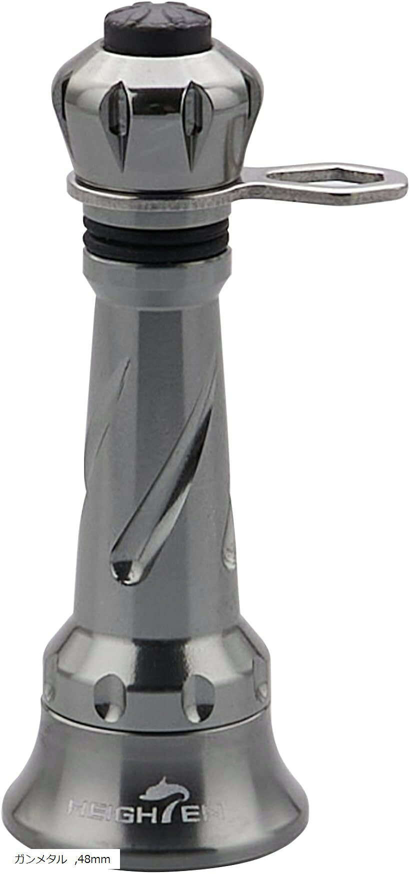 バリエーションコード : 2bu952yv1t商品コード2brhsfwnop商品名リール スタンド 不可折り畳むシマノ SHIMANO ダイワ DAIWA スピニングリール 通用 夜光 フックキーパー ラインストッパーブランドHEIGHTENカラーガンメタルサイズ等48mm「特徴」「不可折り畳む」1)先端部シリカゲル製でリールを置き傷から守る、2)シマノ＆ダイワ共用、3)夜光キャップ付属、4)フックキーパー、フックホルダー、5)ラインストッパー、6)水の侵入をブロック。「製品仕様」本体長さ: 38mm / 48mm。自重: 5.3g / 5.8g、材質：航空アルミ、耐腐食性能を持つ、海釣りもご安心。「対応機種」シマノ(SHIMANO)/ダイワ(DAIWA)のネジ込み式リール通用 (2種類のソケット付属、シマノ用ソケット元から製品に装着しておる)。「リールを置き傷から守る」キャップの先端部に摩擦に強いシリカゲル製の部品があり、デリケートなラインやリールを置き傷から守るリールスタンド。「夜光キャップ」繰り返し使用できる夜光材料で作り、光でしばらく照射した後、4時間以上連続発光することができる。「フックキーパー」先端部がフックキーパーとなりルアーのフックを引っ掛けることが出来るようになる。「ラインストッパー」中央部分にはOリングを使用したラインストッパーも装備し、2本のOリングにラインを挟むことにより、ラインストッパーとして使用することができます。餌木などフックキーパーが使いづらいものでも保持できるようになっている。「水の侵入をブロック」アルミキャップおよびリールを装着する部分には、ゴム製Oリングで水の侵入をブロック。モノづくりの本質は細部。見た目だけではなく、細部にも一切手を抜かないこだわりが詰め込まれている。※ 他ネットショップでも併売しているため、ご注文後に在庫切れとなる場合があります。予めご了承ください。※ 品薄または希少等の理由により、参考価格よりも高い価格で販売されている場合があります。ご注文の際には必ず販売価格をご確認ください。※ 沖縄県、離島または一部地域の場合、別途送料の負担をお願いする場合があります。予めご了承ください。※ お使いのモニタにより写真の色が実際の商品の色と異なる場合や、イメージに差異が生じることがあります。予めご了承ください。※ 商品の詳細（カラー・数量・サイズ 等）については、ページ内の商品説明をご確認のうえ、ご注文ください。※ モバイル版・スマホ版ページでは、お使いの端末によっては一部の情報が表示されないことがあります。すべての記載情報をご確認するには、PC版ページをご覧ください。
