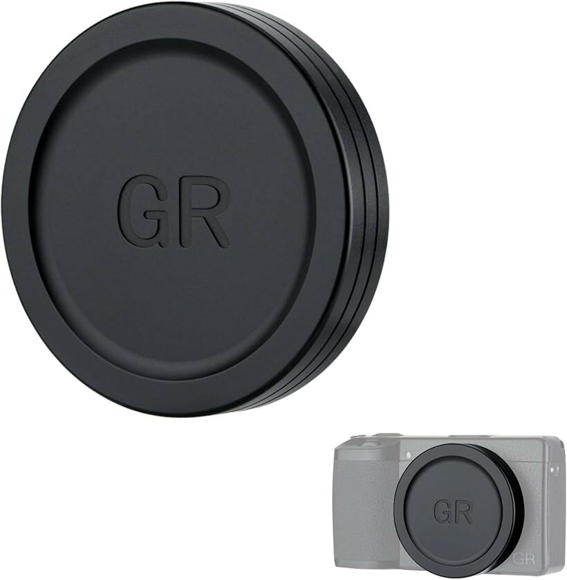 商品コード2brrhl406f商品名レンズキャップ デジカメ カメラ 保護 傷防止 金属製ブランドideamallカラーブラックサイズ等ワンサイズ「隙間なくフィット」レンズに隙間なくフィットし、未使用時や持ち運び時もズレることなく大切なレンズを保護します。「金属製で耐久性と高級感」軽量かつ高強度な金属を採用し、耐久性と高級感を両立。カメラ本体と調和する質感でデザイン性を一切損ないません。「EVA素材でやさしく保護」内側には柔らかなEVA素材を使用し、レンズ表面への負担を最小限に抑制。装着時や保管時の微細なキズからレンズを守ります。「シンプルデザイン」無駄を省いたシンプル設計により着脱がスムーズ。撮影チャンスを逃さず、日常使いから旅行まで幅広いシーンで活躍します。※ 他ネットショップでも併売しているため、ご注文後に在庫切れとなる場合があります。予めご了承ください。※ 品薄または希少等の理由により、参考価格よりも高い価格で販売されている場合があります。ご注文の際には必ず販売価格をご確認ください。※ 沖縄県、離島または一部地域の場合、別途送料の負担をお願いする場合があります。予めご了承ください。※ お使いのモニタにより写真の色が実際の商品の色と異なる場合や、イメージに差異が生じることがあります。予めご了承ください。※ 商品の詳細（カラー・数量・サイズ 等）については、ページ内の商品説明をご確認のうえ、ご注文ください。※ モバイル版・スマホ版ページでは、お使いの端末によっては一部の情報が表示されないことがあります。すべての記載情報をご確認するには、PC版ページをご覧ください。