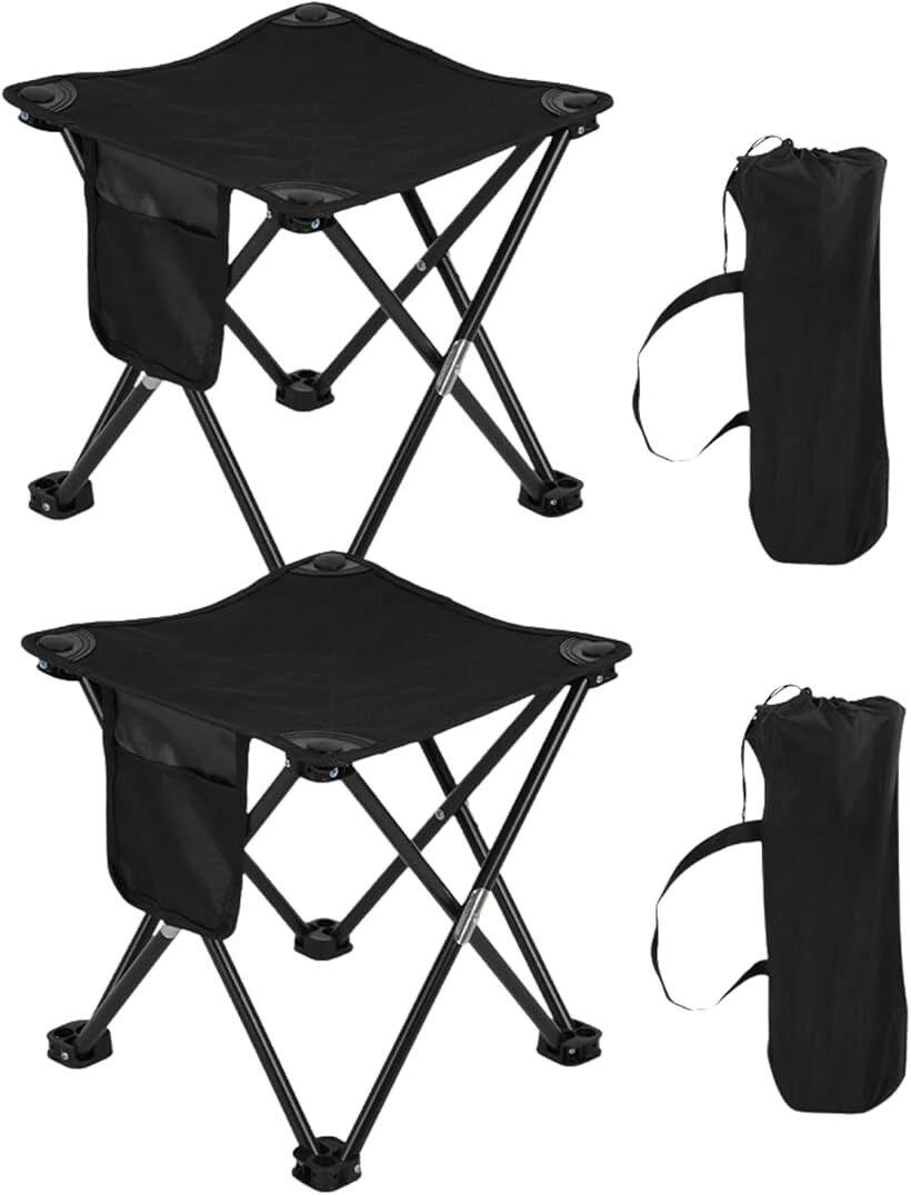 バリエーションコード : 2bu03959us商品コード2bu03jph4j商品名折りたたみ 椅子 アウトドア チェア 釣り コンパクト 軽量 キャンプ 収納袋 公園 災害 花火 祭ブランドB-magasinカラーブラック2個セットサイズ等大持ち運びも収納もスムーズ 折りたたみ設計で快適 コンパクトに折りたためて、サッと広げるだけで簡単に設置できる便利なチェアです。折りたたみ時の厚みは非常に薄く、リュックやトートバッグにも収納しやすいため、キャンプ・釣り・お花見・スポーツ観戦など多彩なシーンで活躍します。片付けは片手でたたむだけなので、重たい荷物を持っている時やアウトドア初心者の方にも扱いやすい構造です。また、軽量ながらも高い安定感を備えており、アウトドア用だけでなく、防災や屋内補助椅子としても役立ちます。省スペース収納を重視する方にとって、場所を取らず玄関や車のトランクにもスッと収まるのがうれしいポイント。収納袋不要でも持ち運べるスマートさが魅力です。耐荷重100kg 信頼の安定性と耐久性 強度と耐久性を重視した構造で、体格の大きな方でも安心してご使用いただけます。フレームには頑丈な炭素鋼を採用し、耐荷重はなんと100kg。座ってもグラつきにくく、安定感をしっかり保ちます。脚部の接合部はクロス構造になっており、地面との接触面も広く取られているため、芝生・砂利・土の上でも沈みにくく快適な座り心地を実現。急な力がかかっても変形しにくいフレーム設計のため、長期間の使用にも耐えうる堅牢性を兼ね備えています。アウトドア、釣り、公園、お祭り、災害時の備えにも心強い存在です。使用者を選ばない広い耐荷重設計は、家族全員でのシェア利用にも対応します。600Dオックスフォード生地採用 座面の快適性と通気性 座面には耐摩耗性に優れた600Dオックスフォード布を採用。アウトドアやレジャー使用による擦れや汚れにも強く、水滴や汚れが付きにくいのでお手入れもラク。適度な張り感と通気性のバランスが良く、夏の屋外でも蒸れにくく快適な座り心地をキープします。地面からの湿気も感じにくい高さ設計で、長時間座っても疲れにくい構造。汚れてもサッと拭くだけで清潔を保てるため、メンテナンスの手間が少なく、キャンプや釣り、イベント後も片付けがスムーズです。生地の色落ちにも強く、長期間使っても見た目の美しさをキープできます。丈夫さと快適性の両立を目指した高品質ファブリックです。選べる2サイズ展開 用途に応じた高さと座面 使用シーンや好みに応じて選べる2つのサイズをご用意。小サイズは28cmx28cmx高さ23cmで、子ども用やロータイプのキャンプチェアに。もう一方の32cmx32cmx高さ34cmタイプは、大人の使用にもゆとりがあり、食事や作業にも使いやすい高さです。どちらも安定した座面構造で、床面への接地もしっかりしており、傾きや沈み込みを防止します。屋内外を問わず使いやすく、体格や年齢を問わず様々な方にフィットします。車中泊・運動会・ピクニック・花火大会などのイベントシーンでも重宝されるサイズ感で、使用者に合わせて柔軟に活用できます。用途多彩 アウトドアから災害時まで幅広く対応 キャンプ・登山・海水浴・お花見・運動会・フェス・釣りなどアウトドアレジャーに加え、災害時や防災用としても大活躍。コンパクトなサイズながら、使用頻度の高いシーンをしっかりカバーできます。自宅に1つ常備しておくと、急な来客時やベランダ用の簡易イスとしても便利。カラーは4色展開（葉柄、ブラック、ホワイト、ストライプ柄）で、性別や年代を問わず使いやすいデザインに仕上げています。使用しない時はスリムに収納可能なので、アウトドア用品をまとめる場所や車の中でもかさばりません。軽さ・強度・使いやすさの三拍子が揃った多目的スツールとして、あらゆるシーンで頼れるアイテムです。※ 他ネットショップでも併売しているため、ご注文後に在庫切れとなる場合があります。予めご了承ください。※ 品薄または希少等の理由により、参考価格よりも高い価格で販売されている場合があります。ご注文の際には必ず販売価格をご確認ください。※ 沖縄県、離島または一部地域の場合、別途送料の負担をお願いする場合があります。予めご了承ください。※ お使いのモニタにより写真の色が実際の商品の色と異なる場合や、イメージに差異が生じることがあります。予めご了承ください。※ 商品の詳細（カラー・数量・サイズ 等）については、ページ内の商品説明をご確認のうえ、ご注文ください。※ モバイル版・スマホ版ページでは、お使いの端末によっては一部の情報が表示されないことがあります。すべての記載情報をご確認するには、PC版ページをご覧ください。アウトドアから災害対策まで、幅広いシーンで活躍する折りたたみチェアが登場。軽量でコンパクトな設計のため、持ち運びが非常にラクで、収納袋付きなので場所も取らず、いつでもどこでも持ち出し可能です。キャンプやバーベキュー、ピクニックなどのレジャーシーンはもちろん、河川敷での釣りや公園での休憩、子どもの運動会や花火大会、地域のお祭りなどにも便利。どんなイベントにも1脚あると重宝するアイテムです。組み立ては工具不要で、袋から出してワンタッチで広げるだけ。使いたいときにすぐ使え、撤収も折りたたむだけで済む手軽さが魅力です。さらに耐久性に優れた素材と安定性のあるフレーム構造で、安心して座ることができ、長時間使用でも快適な座り心地が保たれます。このチェアは災害時にも力を発揮します。自宅避難や避難所生活、車中泊の備えとしても有効で、防災リュックや車のトランクに常備しておけば、いざという時に安心です。また、高齢者の方やお子様でも扱いやすい設計になっているため、ファミリー層からシニア世代まで幅広くおすすめできます。カラーは落ち着いたデザインで、アウトドアウェアとも相性良好。汚れがつきにくく、使用後の手入れも簡単です。お墓参りやお花見といったフォーマルな場にも違和感なく溶け込みます。「椅子があるだけでこんなに快適になるのか」と実感できる実用性と利便性を兼ね備えた一脚。アウトドア初心者の方も、まずはこのチェアから始めてみてはいかがでしょうか。シーンを問わず活用できるこの折りたたみチェアは、あなたの外出や非常時をより安心・快適にサポートします。