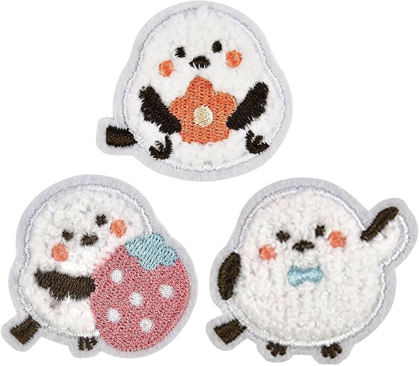 商品コード2brsq1ldu0商品名シマエナガワッペン 3兄弟 動物刺繍 アップリケ アイロンワッペン 胸当て 飾り 補修 バッグ 帽子 衣類 装飾 DIYブランドCAWKAYカラーホワイト「かわいさ抜群のシマエナガ3兄弟デザイン」 北海道の人気野鳥「シマエナガ」をモチーフにした刺繍ワッペンで、いちご・リボン・花を持った愛らしい3種類のデザインをセットにした癒し系アイテムです。丸くふわっとしたフォルムとやさしい色合いが特徴で、バッグ・帽子・衣類・ポーチなどに貼るだけで一気におしゃれでかわいい印象に。動物モチーフ、鳥モチーフ、刺繍アップリケとしても人気が高く、子供から大人まで幅広く使えるデザインです。「アイロンで簡単接着できるホットメルト仕様」 裏面にはホットメルト接着剤（熱接着シート）を採用しており、家庭用アイロンで手軽に接着可能。熱を加えることで接着剤が溶けて繊維に浸透し、冷えることでしっかり固定される仕組みのため、初心者でも簡単に取り付けできます 。縫い付け不要で時短DIYが可能なため、入園入学準備や衣類のアレンジ、オリジナルカスタムにも最適です。「3枚セットで自由にアレンジ可能」 異なる表情やモチーフを楽しめるシマエナガワッペン3枚セットで、単品使いでも複数組み合わせても可愛いデザインが魅力です。洋服のワンポイント装飾、バッグのアクセント、帽子や小物のカスタムなど、用途に応じて自由に配置できるため、DIY素材としての使い勝手も抜群。複数使いで統一感を出したり、家族や友人とシェアするのもおすすめです。「幅広い用途で活躍する刺繍アップリケ」 衣類の補修、ワンポイント装飾、ハンドメイド素材として幅広く活用可能。Tシャツ・トレーナー・デニム・リュック・トートバッグ・帽子・ポーチなど様々な布製品に対応し、シンプルなアイテムも一気に個性的で可愛い印象に仕上がります。キッズ用品の目印や名札代わりにも活用でき、実用性とデザイン性を兼ね備えた刺繍ワッペンです。「しっかり刺繍で高見え＆長く使える」 立体感のある刺繍仕上げで高級感があり、細部まで丁寧に作り込まれたデザインが特徴。アイロン接着後も洗濯に耐えやすく、日常使いにも安心して使用できます。さらに、より強度を高めたい場合は縫い付け併用も可能で、長期間の使用にも対応。かわいさと耐久性を兼ね備えた、実用的なデコレーションアイテムです。※ 他ネットショップでも併売しているため、ご注文後に在庫切れとなる場合があります。予めご了承ください。※ 品薄または希少等の理由により、参考価格よりも高い価格で販売されている場合があります。ご注文の際には必ず販売価格をご確認ください。※ 沖縄県、離島または一部地域の場合、別途送料の負担をお願いする場合があります。予めご了承ください。※ お使いのモニタにより写真の色が実際の商品の色と異なる場合や、イメージに差異が生じることがあります。予めご了承ください。※ 商品の詳細（カラー・数量・サイズ 等）については、ページ内の商品説明をご確認のうえ、ご注文ください。※ モバイル版・スマホ版ページでは、お使いの端末によっては一部の情報が表示されないことがあります。すべての記載情報をご確認するには、PC版ページをご覧ください。