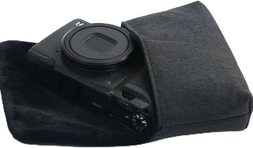バリエーションコード : 2brlcif2ro商品コード2brlcf0guj商品名デジカメケース コンデジ ケース ソフト デジタルカメラ 収納ポーチ キャンバス調 Sony RX100 Ricoh GR Canon PowerShotブランドNatsume shopping mallカラーブラック「高品質な保護性能」大切なカメラをキズから守る起毛裏地 大切なデジカメをキズや衝撃から守るソフトケースです。外側は耐久性のあるキャンバス調、内側は柔らかいマイクロファイバー（起毛素材）を採用。デジタルカメラの液晶やレンズを優しく包み込み、ホコリや擦れを防止します。コンパクトで軽量な設計ながら、バッグの中での圧迫からもコンデジをしっかり保護。シンプルでお洒落なデザインは、日常のスナップや旅行の際のインナーケースに最適です。「携帯性抜群」ポケットに収まる超軽量コンパクト設計 持ち運びに便利な小型コンデジ用ポーチ。厚さわずか4cmの薄型仕様で、ズボンのポケットやカバンの隙間にスッキリ収まります。VLOGCAMやミラーレス一眼のサブ機用としても優秀。軽量でかさばらないため、登山やサイクリング、旅行での持ち歩きも快適です。カメラケースとしてだけでなく、SDカードや予備バッテリー、充電ケーブルなどの収納ポーチとしてもマルチに活躍する便利なカメラアクセサリーです。「人気機種に対応」SONY・RICOH・Canonなど汎用性抜群 SONY RX100シリーズ、RICOH GRIII/GR3x、Canon PowerShot G7X、Sony VLOGCAM ZV-1など、人気のコンパクトデジタルカメラに幅広く対応。特定の専用ケースではないため、カメラを買い替えても長く使える汎用デジタルカメラケースです。内寸13x8x4cmを考慮した設計で、アクションカメラの収納にもおすすめ。お手持ちのカメラサイズをご確認の上、保護ケースとしてご活用ください。「洗練されたデザイン」おしゃれで機能的なキャンバス素材 男女問わず使いやすいシンプルでおしゃれなキャンバスケース。グレーとブラックの落ち着いたカラー展開で、どんなファッションやバッグにも馴染むカメラアクセサリーです。側面のレザー風タグがアクセントになり、安っぽさを感じさせない高級感を演出。デジタルカメラをスマートに携帯したい方にぴったりのコンデジケースです。ソフトな質感で手馴染みも良く、自分用はもちろんギフトやプレゼントにも喜ばれます。「操作性重視」シャッターチャンスを逃さないクイック出し入れ カメラを素早く取り出せる広々とした開口部設計。フラップをめくるだけでデジカメを即座に出し入れできるため、撮りたい瞬間のシャッターチャンスを逃しません。スムーズな操作感で、街歩きのスナップ撮影やVlog制作の効率を大幅にアップ。インナーバッグとして大型のカメラバッグに忍ばせておくのにも便利です。機能性と保護力を両立させた、高機能なデジタルカメラ用収納ポーチの決定版です。※ 他ネットショップでも併売しているため、ご注文後に在庫切れとなる場合があります。予めご了承ください。※ 品薄または希少等の理由により、参考価格よりも高い価格で販売されている場合があります。ご注文の際には必ず販売価格をご確認ください。※ 沖縄県、離島または一部地域の場合、別途送料の負担をお願いする場合があります。予めご了承ください。※ お使いのモニタにより写真の色が実際の商品の色と異なる場合や、イメージに差異が生じることがあります。予めご了承ください。※ 商品の詳細（カラー・数量・サイズ 等）については、ページ内の商品説明をご確認のうえ、ご注文ください。※ モバイル版・スマホ版ページでは、お使いの端末によっては一部の情報が表示されないことがあります。すべての記載情報をご確認するには、PC版ページをご覧ください。