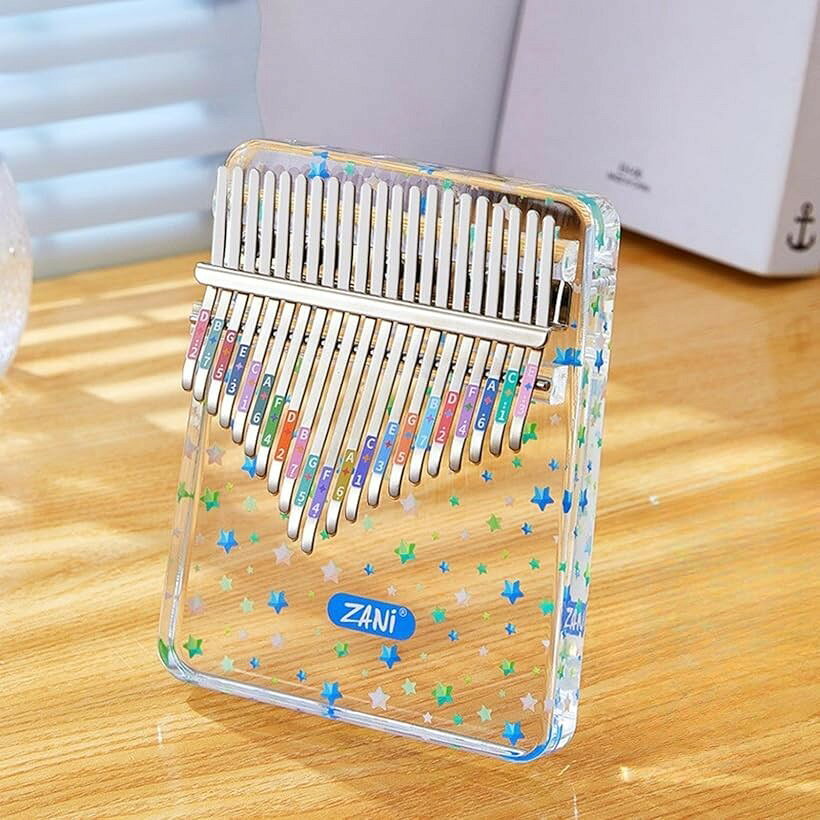 バリエーションコード : 2bu93xv44x商品コード2bu93358jd商品名カリンバ 親指ピアノ 指ピアノ 楽器 初心者セット 入門 マニュアル 可愛い 収納ケース付き ギフトブランドS.T.S.GカラーA：21キー「透明ボディが美しい親指ピアノ、初心者にもぴったり」 可愛いデザインのカリンバは、透明アクリルの本体が目を引く指ピアノ。21キーと10キーの2種類から選べて、入門者にも扱いやすい設計です。音階シール付きで視覚的にも分かりやすく、楽器初心者へのギフトにも最適。コンパクトながら澄んだ音色を奏でられる、親しみやすいミュージックツールです。「手軽に楽しめる、癒しのアコースティック楽器」 親指で弾くだけでやさしい音が響くカリンバは、リラックスタイムやインテリアとしても人気。マニュアル付きで初めての方でもすぐに演奏が楽しめます。ケース付きタイプは外出先への持ち運びも安心。10キータイプはより手軽に扱えて、お子様や手の小さな方にもおすすめのミニサイズです。「収納ケース付きで持ち運びや保管もスマート」 A・B・Cの21キーは収納ケースが付属しており、衝撃から本体を守りながら持ち運べます。プレゼントとしても渡しやすく、見た目も音も可愛らしい印象。10キーのD・Eタイプはケースなしですが、軽量＆省スペースでデスク上や棚の上にもすっきり置ける手のひらサイズ。使いやすさとデザイン性を兼ね備えています。「見た目の可愛さと実用性を両立したギフトにも最適な一台」 カラーや模様のバリエーションが豊富で、自分用はもちろん誕生日や記念日の贈り物にもぴったり。透明アクリルの美しさと音のやさしさが調和したカリンバは、気軽に始められる癒しの楽器として人気です。音楽をもっと身近に、もっと楽しくしてくれる、小さな相棒です。＊お使いのモニター環境により、画像と実物のカラーが少しだけ違う可能性がございます。※ 他ネットショップでも併売しているため、ご注文後に在庫切れとなる場合があります。予めご了承ください。※ 品薄または希少等の理由により、参考価格よりも高い価格で販売されている場合があります。ご注文の際には必ず販売価格をご確認ください。※ 沖縄県、離島または一部地域の場合、別途送料の負担をお願いする場合があります。予めご了承ください。※ お使いのモニタにより写真の色が実際の商品の色と異なる場合や、イメージに差異が生じることがあります。予めご了承ください。※ 商品の詳細（カラー・数量・サイズ 等）については、ページ内の商品説明をご確認のうえ、ご注文ください。※ モバイル版・スマホ版ページでは、お使いの端末によっては一部の情報が表示されないことがあります。すべての記載情報をご確認するには、PC版ページをご覧ください。