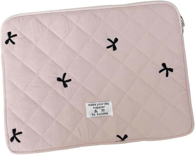 バリエーションコード : 2brsosipvy商品コード2brswh66g8商品名パソコンケース リボン キルティング タブレット PCバッグ タブレットケース PCケース 軽量ブランドMaatsuカラーピンクサイズ等13-14インチ女性らしさを引き立てる上品なリボン刺繍と、トレンド感のあるキルティング素材が魅力のPCケース。バッグから取り出すたびに気分が上がる大人可愛いデザインで、毎日の通勤や通学、リモートワークを楽しく彩ります。外側は手触りの良いふんわり生地、内側には柔らかな素材を採用し、大切なノートパソコンやタブレットを優しく包み込みます。適度な厚みのクッションが移動中の衝撃や振動をしっかり吸収し、傷から守る安心設計です。端末をしっかり保護できるのに、驚くほど軽くてスリムな設計を実現。リュックやトートバッグに入れてもかさばらず、すっきり収納できます。そのままクラッチバッグ風に持ち歩いてもお洒落に決まる頼れるアイテムです。左右どちらからでも開け閉めが可能な、便利なダブルジッパーを採用しました。忙しい朝や講義の合間でもデバイスをスムーズに出し入れでき、ストレスフリーな使い心地。細部の縫製までこだわった高い耐久性も魅力です。11インチから15.6インチまで対応する3サイズと、ホワイトやピンクなど選べる4カラー展開。PCやタブレットなどお手持ちの機器にぴったりフィットします。ご自身用はもちろん、プレゼントにもおすすめです。※ 他ネットショップでも併売しているため、ご注文後に在庫切れとなる場合があります。予めご了承ください。※ 品薄または希少等の理由により、参考価格よりも高い価格で販売されている場合があります。ご注文の際には必ず販売価格をご確認ください。※ 沖縄県、離島または一部地域の場合、別途送料の負担をお願いする場合があります。予めご了承ください。※ お使いのモニタにより写真の色が実際の商品の色と異なる場合や、イメージに差異が生じることがあります。予めご了承ください。※ 商品の詳細（カラー・数量・サイズ 等）については、ページ内の商品説明をご確認のうえ、ご注文ください。※ モバイル版・スマホ版ページでは、お使いの端末によっては一部の情報が表示されないことがあります。すべての記載情報をご確認するには、PC版ページをご覧ください。