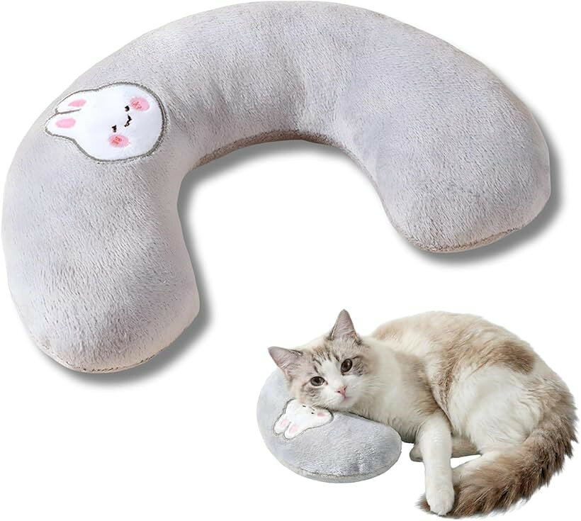 バリエーションコード : 2b93t4cjyf商品コード2b93t2l9rr商品名犬 猫 クッション 枕 あごのせ枕 ペットブランドTiDaOneカラーウサギ「眠りをサポート」犬、猫ちゃん専用に設計されたU字型あごのせ枕は、自然な体勢でリラックスできる形状。猫ちゃんが心地よく頭を休められるよう、ちょうど良い高さとクッション性を備えています。犬、猫ちゃんの睡眠の質が向上すると、毎日元気で健康的になります。「柔らかく快適」柔らかい素材を使用し、犬、猫ちゃんに優しい触り心地を実現。ふわふわな感触が、猫ちゃんに長時間の使用でも負担を感じさせません。猫ちゃんが心からリラックスでき、よく眠る事でストレスが軽減され健康にも繋がります。「お手入れ簡単」耐久性のある素材を使用しているため、汚れても簡単に洗えていつでも清潔を保てます。忙しい飼い主さんでも、手間なくお手入れができます。清潔を維持することで、犬、猫ちゃんのアレルギーや皮膚トラブルを予防します。「安全素材」無毒・無害な安全素材を使用しているため、安心して猫ちゃんが使用できます。安全性に配慮することで、長期にわたって安心して使用できます。※ 他ネットショップでも併売しているため、ご注文後に在庫切れとなる場合があります。予めご了承ください。※ 品薄または希少等の理由により、参考価格よりも高い価格で販売されている場合があります。ご注文の際には必ず販売価格をご確認ください。※ 沖縄県、離島または一部地域の場合、別途送料の負担をお願いする場合があります。予めご了承ください。※ お使いのモニタにより写真の色が実際の商品の色と異なる場合や、イメージに差異が生じることがあります。予めご了承ください。※ 商品の詳細（カラー・数量・サイズ 等）については、ページ内の商品説明をご確認のうえ、ご注文ください。※ モバイル版・スマホ版ページでは、お使いの端末によっては一部の情報が表示されないことがあります。すべての記載情報をご確認するには、PC版ページをご覧ください。「商品名」猫あごのせ枕 「カラー」クマ、ウサギ、アボカド 「対象動物」猫