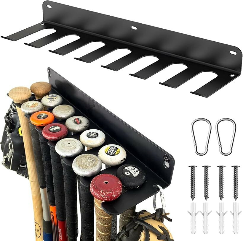 商品コード2brvs1ch6p商品名野球 バット収納ラック 壁掛け 14本収納 バットスタンド ボール収納 グローブ保管 ディスプレイ 省スペース ブラック ネジ付きブランド天玉堂「高強度炭素鋼素材」本体には耐久性に優れた炭素鋼を採用しています。耐衝撃性が高く変形しにくいため、長期間安心して使用できます。防錆性にも配慮した設計で、屋内での収納に適しています。耐荷重: 最大30ポンド（約13.6kg）の重さに耐えることができます。「大容量14本収納」最大14本の野球バットをまとめて収納できる設計です。付属のカラビナを使えばグローブなどの野球用品も一緒に掛けられます。道具を整理しやすく取り出しもスムーズです。「壁掛け省スペース設計」壁に取り付けることで縦の空間を有効活用できます。床スペースを取らず、部屋やガレージをすっきり整理できます。収納とディスプレイを兼ねた実用的な設計です。「簡単取り付け」付属のネジとアンカーで壁面に固定でき、安定した設置が可能です。付属のカラビナを使用すればネットフェンスなどに引っ掛けて設置することもできます。使用場所に合わせて柔軟に設置できます。「商品スペック」サイズ：幅41cmx奥行11.5cmx高さ5cm、素材：炭素鋼、カラー：ブラック。付属品：カラビナ2個、ネジ4本、アンカー4本。耐荷重：最大30ポンド（約13.6kg）。※ 他ネットショップでも併売しているため、ご注文後に在庫切れとなる場合があります。予めご了承ください。※ 品薄または希少等の理由により、参考価格よりも高い価格で販売されている場合があります。ご注文の際には必ず販売価格をご確認ください。※ 沖縄県、離島または一部地域の場合、別途送料の負担をお願いする場合があります。予めご了承ください。※ お使いのモニタにより写真の色が実際の商品の色と異なる場合や、イメージに差異が生じることがあります。予めご了承ください。※ 商品の詳細（カラー・数量・サイズ 等）については、ページ内の商品説明をご確認のうえ、ご注文ください。※ モバイル版・スマホ版ページでは、お使いの端末によっては一部の情報が表示されないことがあります。すべての記載情報をご確認するには、PC版ページをご覧ください。