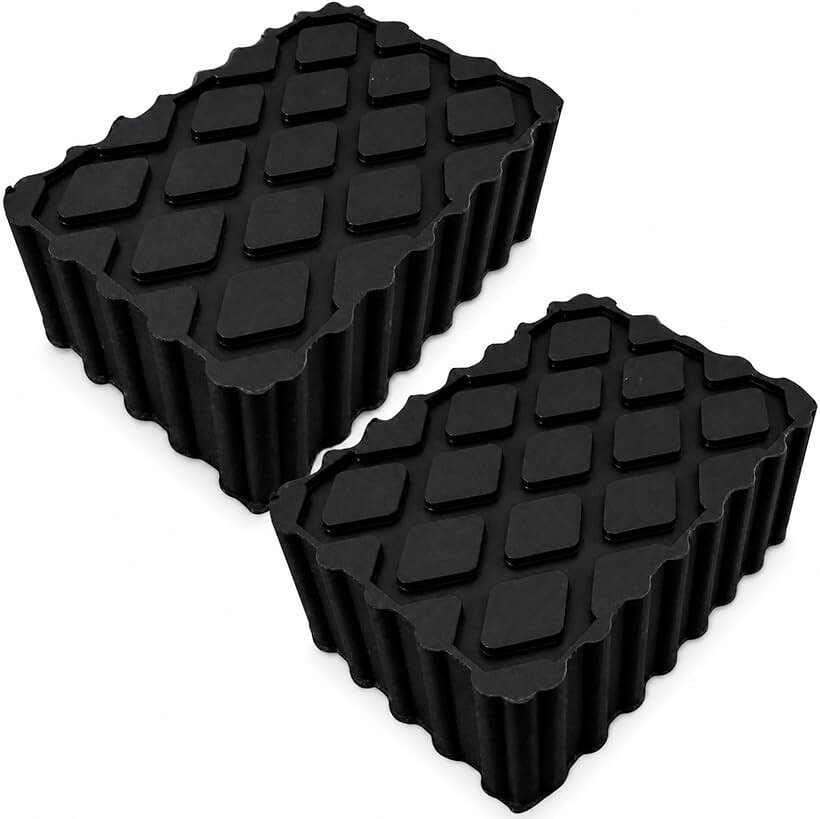 バリエーションコード : 2bkhq6n4qr商品コード2bkh0dkw3q商品名ジャッキパッド 嵩上げ ゴム ブロック 40mm厚 フロアジャッキ リフト 車 アタッチメント 自動車 整備 タイヤ交換ブランドドナリーサイズ等120x80mm 2個「ジャッキが届かず、作業が止まってしまった方へ。」 この120x80x40mmの中実ゴムブロックは、SUVやミニバンのオーナーが直面する「高さの壁」を解決するために設計されました。今の機材を買い替えることなく、物理的な限界を突破するための専用パーツです。「「木片」を挟んでいませんか？」 届かない絶望を埋めるために、ガレージの隅にある汚れた角材や砕けそうなコンクリートブロックを、迷いながらジャッキの皿に乗せてきたかもしれません。ミシミシという異音を聞きながら重い車体の下へ潜り込む、その一瞬の躊躇を放置するのはもう終わりにしましょう。「重さ485g。この密度が、車体を支える秘訣です。」 独自の中実構造が、中空パッドにはない手応えを生みます。上下の滑り止め面が金属同士のズレを抑え込み、側面の縦リブが荷重による裂けを物理的に防ぎます。工業用ゴム専門メーカーが仕上げた485gの質量が、車重を面で受け止めます。「機材を買い替える必要はありません。」 使い方は、今あるジャッキの皿の上に置くだけです。40mmの厚みが車体を捉えた瞬間に、これまでの焦燥感は消え去ります。自分の手で愛車を仕上げる、本来の誇らしい時間が戻ってきます。「ジャッキ皿のサイズをご確認ください。」 120x80mmの範囲に収まる受け皿であれば、この製品は欠かせない一員になります。次の週末、落ち着いて整備に向き合うために、今すぐサイズを測って適合を確認してください。追伸： 整備のたびに適当な端材を探す手間と、不安定な足場で作業を続けるリスク。それを1枚のゴムブロックで解消できるなら、これは賢い投資の一つになると自負しています。※ 他ネットショップでも併売しているため、ご注文後に在庫切れとなる場合があります。予めご了承ください。※ 品薄または希少等の理由により、参考価格よりも高い価格で販売されている場合があります。ご注文の際には必ず販売価格をご確認ください。※ 沖縄県、離島または一部地域の場合、別途送料の負担をお願いする場合があります。予めご了承ください。※ お使いのモニタにより写真の色が実際の商品の色と異なる場合や、イメージに差異が生じることがあります。予めご了承ください。※ 商品の詳細（カラー・数量・サイズ 等）については、ページ内の商品説明をご確認のうえ、ご注文ください。※ モバイル版・スマホ版ページでは、お使いの端末によっては一部の情報が表示されないことがあります。すべての記載情報をご確認するには、PC版ページをご覧ください。