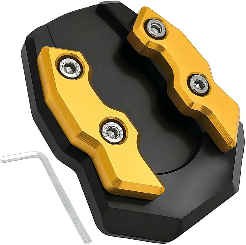 バリエーションコード : 2brpuqh16v商品コード2bktuuio8g商品名バイク用 サイドスタンド プレート ホンダ PCX150 ADV150 フォルツァ250 適合 エンドパッド アルミ削り出し 接地面積拡大ブランドドナリーカラーゴールド「足場が悪い土の上でも、ためらわずに駐車できますか？」 ツーリングやキャンプで訪れる、山のふもとや海辺の駐車場。足場が未舗装の土や砂利になっていることがあります。細い純正のスタンドが地面に沈み込み、愛車が傾いて見え、倒れて傷がつく恐怖を感じる時があります。そのような悪路での沈み込み対策として、接地面積を広げる部品が役立ちます。「妥協のない足回りを実現する専用設計のサポート」 汎用品のパッドは、サイズが合わないことがあります。隙間ができてガタつきが生じやすく、足元の佇まいが安っぽく見える原因にもなりかねません。また純正のまま放置することも、安物で妥協することも、愛車の魅力を下げる要因になります。そこで、ホンダのPCX150やADV150、フォルツァ250の適合設計のサイドスタンドエンドがこちらの製品です。「アルミ合金の削り出しがもたらすメカニカルな重厚感」 厚みのあるCNCアルミ合金の削り出しプレートが、純正スタンドの先端を上下から挟み込む仕組みです。底面に彫られた波状の溝が滑り止めとして働き、面積をワイドに拡大するベースとなります。金属の光沢が外装の質感を引き立てるのに役立ち、無機質なバイクスタンドが、目を引く重厚なカスタムパーツに変化します。「プロの整備にも選ばれる精度の高いフィット感」 この製品は、オートバイのアクセサリーや外装部品を作る専門工場で生産されています。精度の高い作りが車体へのフィット感を高め、安定感の向上に寄与します。「愛車のドレスアップと転倒防止のためのカスタマイズ」 取り付け時は、4本の六角ボルトでしっかりと固定します。長く愛用していただくために、ネジの緩み止め液を一緒に塗布することをおすすめします。このバイク用品は、pcxやforzaなどの適合品です。ブラック、レッド、ゴールドイエロー、チタンシルバー、ブルーのカラーから、ガレージや駐輪場で愛車に合う色を選んでください。※ 他ネットショップでも併売しているため、ご注文後に在庫切れとなる場合があります。予めご了承ください。※ 品薄または希少等の理由により、参考価格よりも高い価格で販売されている場合があります。ご注文の際には必ず販売価格をご確認ください。※ 沖縄県、離島または一部地域の場合、別途送料の負担をお願いする場合があります。予めご了承ください。※ お使いのモニタにより写真の色が実際の商品の色と異なる場合や、イメージに差異が生じることがあります。予めご了承ください。※ 商品の詳細（カラー・数量・サイズ 等）については、ページ内の商品説明をご確認のうえ、ご注文ください。※ モバイル版・スマホ版ページでは、お使いの端末によっては一部の情報が表示されないことがあります。すべての記載情報をご確認するには、PC版ページをご覧ください。