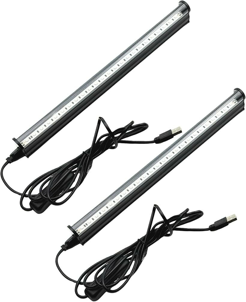 バリエーションコード : 2bk8v36qfi商品コード2bk8vrpfn1商品名LEDブラックライト 10W USB 給電式 レジン硬化 舞台照明 イルミネーション 雰囲気演出ブランドHTharrosカラー2本・ブラック幻想的な空間を演出、 部屋の飾り付け、誕生日パーティー、ハロウィン、クリスマスなどのイベントで、蛍光素材が鮮やかに浮かび上がる幻想的な空間を簡単に作れます。USB給電でどこでも使える、 モバイルバッテリーやPC、USBアダプターに接続するだけで点灯可能。場所を選ばず、展示会や野外フェスなどでも手軽にご使用いただけます。軽量・コンパクト設計、 重さ約160g、本体：長さ約29cm、幅約2.3cm、奥行約3.5cm（スイッチ付き配線1.75M）と薄型で場所を取りません。付属のパーツで壁面や天井への設置も簡単。ステージ照明やバー、DJイベントの演出にも最適です。高品質・長寿命、高透過性PCカバーを採用し、放熱性に優れています。消費電力10Wの省エネ設計で、長時間の使用でも安心してご活用いただけます。注意事項：取り扱い説明書はありません。画像及び寸法をご参考にご判断ください。＊海外生産品の為、製造上のバリ、若干の色ムラ、輸送時の小傷等が発生する場合がございます。またモニター環境により実際の色と違って見える場合がございます事、予めご了承の上ご購入下さいませ。※ 他ネットショップでも併売しているため、ご注文後に在庫切れとなる場合があります。予めご了承ください。※ 品薄または希少等の理由により、参考価格よりも高い価格で販売されている場合があります。ご注文の際には必ず販売価格をご確認ください。※ 沖縄県、離島または一部地域の場合、別途送料の負担をお願いする場合があります。予めご了承ください。※ お使いのモニタにより写真の色が実際の商品の色と異なる場合や、イメージに差異が生じることがあります。予めご了承ください。※ 商品の詳細（カラー・数量・サイズ 等）については、ページ内の商品説明をご確認のうえ、ご注文ください。※ モバイル版・スマホ版ページでは、お使いの端末によっては一部の情報が表示されないことがあります。すべての記載情報をご確認するには、PC版ページをご覧ください。