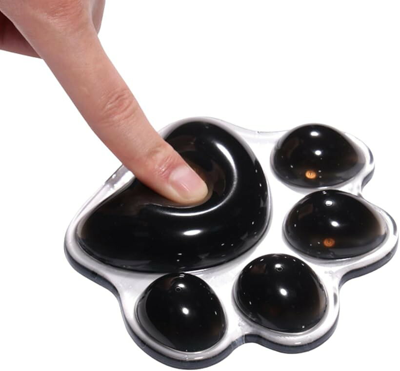バリエーションコード : 2br8rtqp04商品コード2br8uxvwhx商品名リストレスト マウス マウスパッド 手首 キーボード 手首置き ジェル 猫 犬 肉球 かわいいブランドRAYTRUTHカラーブラックサイズ等12 x 10.2 cm「手首をやさしく支える肉球型リストレスト」肉球をモチーフにしたデザインが特徴の、マウス操作時に使えるリストレストです。手首が自然に乗る形状のため、パソコン作業中に余計な力が入りにくく、デスクワークを快適に行いやすくなります。「やわらかく心地よい触り心地」透明なシリコン素材を使用し、指で押すとやさしく沈み込む柔らかな感触に仕上げています。手首にフィットしやすく、マウス操作時のリストレストとしてはもちろん、キーボード作業時の手首置きとしても使いやすい仕様です。見た目のかわいらしさと実用性を両立しています。「滑りにくく安定した使用感」底面は滑りにくい仕様になっており、デスク上で位置がずれにくく安定した操作が可能です。作業中もリストレストの位置が安定しやすいため、集中してパソコン作業を行いたい方にも適しています。「商品仕様」サイズ：約120x102x22mm、形状：肉球型、素材：透明シリコン（＊本製品は過剰な包装を避け、環境への負担を抑えるミニマルパッケージでお届けします。）※ 他ネットショップでも併売しているため、ご注文後に在庫切れとなる場合があります。予めご了承ください。※ 品薄または希少等の理由により、参考価格よりも高い価格で販売されている場合があります。ご注文の際には必ず販売価格をご確認ください。※ 沖縄県、離島または一部地域の場合、別途送料の負担をお願いする場合があります。予めご了承ください。※ お使いのモニタにより写真の色が実際の商品の色と異なる場合や、イメージに差異が生じることがあります。予めご了承ください。※ 商品の詳細（カラー・数量・サイズ 等）については、ページ内の商品説明をご確認のうえ、ご注文ください。※ モバイル版・スマホ版ページでは、お使いの端末によっては一部の情報が表示されないことがあります。すべての記載情報をご確認するには、PC版ページをご覧ください。