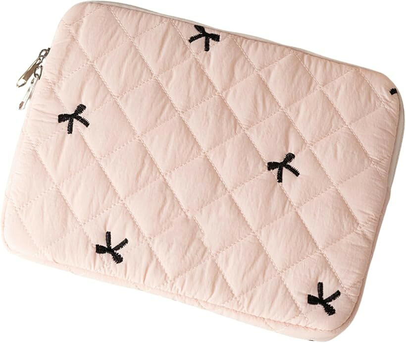 バリエーションコード : 2brlnpk14c商品コード2brlnvgisl商品名タブレットケース 11インチ キルティング リボン刺繍 PCケース ランドセル収納対応ブランドFuji-cellarカラーピンクサイズ等11インチファッションの一部に：カフェのテーブルに置いた瞬間、コーヒーカップと並んで「絵になる」ケース。黒や灰色のガジェットケースとは一線を画す、華やかなキルティングデザインが、デバイスの持ち運びそのものをコーディネートの一部に変えてくれます。心ときめくディテール：指先に伝わる、ふっくらとした凹凸のあるキルティング生地の感触。そこにさりげなく施されたリボンの刺繍と、ワンポイントとして英文がデザインされた布製タグが、甘くなりすぎない上品な表情をつくります。バッグから取り出すたびに、少しだけ気分が上がるディテールにこだわりました。大切なデバイスを優しく保護：内側に採用したソフトな起毛素材は、タブレットをするりと滑り入れるたびに、画面や本体へのやさしさが手に伝わります。擦れや細かな傷からデバイスを守りながら、取り出す動作そのものを心地よいものにしてくれます。11インチタブレットにぴったりのサイズ感：11インチまでのタブレットPCに対応（外寸：約28cm x 21cm）。通学バッグのサイドポケットにも、トートバッグのなかにも、余分なかさばりなく収まる、毎日の持ち歩きを考えたサイズ設計です。＊ご購入前に、お手持ちのデバイスのサイズを必ずご確認ください。気分で選べる3カラー：どんなコーディネートにも馴染みやすい「ホワイト」、爽やかで清潔感のある「ライトブルー」、フェミニンな柔らかさをプラスする「ライトピンク」。服やバッグを選ぶときと同じ感覚で、今日の自分に似合う一色をお選びください。※ 他ネットショップでも併売しているため、ご注文後に在庫切れとなる場合があります。予めご了承ください。※ 品薄または希少等の理由により、参考価格よりも高い価格で販売されている場合があります。ご注文の際には必ず販売価格をご確認ください。※ 沖縄県、離島または一部地域の場合、別途送料の負担をお願いする場合があります。予めご了承ください。※ お使いのモニタにより写真の色が実際の商品の色と異なる場合や、イメージに差異が生じることがあります。予めご了承ください。※ 商品の詳細（カラー・数量・サイズ 等）については、ページ内の商品説明をご確認のうえ、ご注文ください。※ モバイル版・スマホ版ページでは、お使いの端末によっては一部の情報が表示されないことがあります。すべての記載情報をご確認するには、PC版ページをご覧ください。「製品仕様」サイズ：11インチ用 外寸 約28cm x 21cm素材：外側 - キルティング加工生地 / 内側 - ソフト起毛素材カラー：ホワイト / ライトブルー / ライトピンク対応モデル目安：11インチまでのタブレットPC＊ご購入前にお手持ちのデバイスのサイズを必ずご確認ください。同梱物：ケース本体 x1