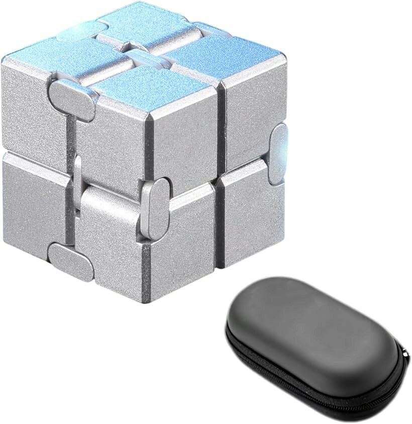バリエーションコード : 2bk6jr2qi1商品コード2bk6jdk590商品名フィジェットキューブ インフィニティキューブ 無限キューブ ストレス解消 フィジェットトイ アルミ合金 コンパクト 収納ケース付き リラックス 暇つぶし ギフトブランドNASSIAカラーシルバーサイズ等4x4x4cm「片手で楽しめるインフィニティキューブ」片手で開いたり折りたたんだりしながら自由に形を変えて遊べるフィジェットトイです。スムーズな操作感で、仕事や勉強の合間、休憩時間などの気分転換にもおすすめ。シンプルながら何度でも楽しめるデザインです。「アルミ合金製で上質な質感」本体にはアルミ合金を採用し、サンドブラスト加工による落ち着いた質感と滑らかな手触りを実現。精密加工によって角を丁寧に仕上げており、快適な操作感と優れた耐久性を兼ね備えています。「コンパクトサイズで持ち運び便利」約4x4x4cmのコンパクトサイズで、ポケットやバッグにもすっきり収納できます。約110gの程よい重量感があり、手になじみやすく、外出先やオフィスなど様々なシーンで気軽に使用できます。「収納ケース付き」収納ケースが付属しているため、持ち運びや保管にも便利です。本体をキズやホコリから守り、バッグの中でもすっきり収納できます。旅行や出張などにも携帯しやすいセットです。「選べる3カラー・ギフトにもおすすめ」ブラック・シルバー・ゴールドの3色をご用意。シンプルで高級感のあるデザインは、ご自身用はもちろん、誕生日や記念日、ちょっとした贈り物にもおすすめです。＊注意ください＊ ・写真の写り方により、実際の商品と異なって見える場合がございます。・サイズにつきましては若干の誤差が生じる場合がございます。・生産時期により、商品のデザインが若干異なる場合がございます。上記予めご了承の上お買い求めくださいませ。※ 他ネットショップでも併売しているため、ご注文後に在庫切れとなる場合があります。予めご了承ください。※ 品薄または希少等の理由により、参考価格よりも高い価格で販売されている場合があります。ご注文の際には必ず販売価格をご確認ください。※ 沖縄県、離島または一部地域の場合、別途送料の負担をお願いする場合があります。予めご了承ください。※ お使いのモニタにより写真の色が実際の商品の色と異なる場合や、イメージに差異が生じることがあります。予めご了承ください。※ 商品の詳細（カラー・数量・サイズ 等）については、ページ内の商品説明をご確認のうえ、ご注文ください。※ モバイル版・スマホ版ページでは、お使いの端末によっては一部の情報が表示されないことがあります。すべての記載情報をご確認するには、PC版ページをご覧ください。