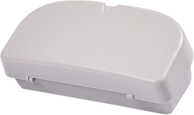 バリエーションコード : 2br03n4kq8商品コード2br03kolw8商品名車載 サングラスケース サンバイザー取付 メガネホルダー ワンプッシュ開閉 耐衝撃ブランドFuji-cellarカラーベージュハードシェル構造による保護性能: 耐久性のあるABS樹脂を採用した全面カバー型のハードボックス設計により、直射日光によるフレームへの負担や車内のホコリ、落下時の衝撃からサングラスを保護します。簡易的なクリップ式とは異なり、レンズやフレームを物理的に隔離し、傷や汚れのリスクを抑えます。ワンプッシュ開閉機構: 指一本でケースが開くプッシュオープン機構を搭載しており、片手でスムーズに取り出しと収納が可能です。マグネット不使用のため、磁気カードへの影響を抑える設計となっています。ダブルクリップ採用による安定固定: 背面固定具をダブルクリップ仕様とすることで、走行中の微振動によるガタつきや落下を抑えます。サンバイザーの厚みに追従してしっかり噛み合う設計により、悪路でもケース本体のズレを軽減し、定位置をキープします。クリップは付属品として同梱されており、工具不要で押し込むだけで取り付けできます。ソフトインナー素材によるレンズ保護: ケース内側には手触りの滑らかな起毛スポンジ素材を全面に配置しました。走行振動でサングラスが内部で動いても、レンズやフレームに擦り傷がつきにくい仕様です。高価な偏光レンズやメタルフレームの保管にも適しています。マット質感と大容量設計: 外装はマット仕上げのABS樹脂を採用。フロントガラスへの映り込みを抑え、内装に馴染む落ち着いた印象です。ティアドロップ型やスポーツタイプなど大型フレームも収納可能な大容量設計を実現。内装に馴染むカラー展開（黒・ベージュ・グレー）により、ミニバンからSUV、セダンまで、車種を問わず純正インテリアのように調和します。※ 他ネットショップでも併売しているため、ご注文後に在庫切れとなる場合があります。予めご了承ください。※ 品薄または希少等の理由により、参考価格よりも高い価格で販売されている場合があります。ご注文の際には必ず販売価格をご確認ください。※ 沖縄県、離島または一部地域の場合、別途送料の負担をお願いする場合があります。予めご了承ください。※ お使いのモニタにより写真の色が実際の商品の色と異なる場合や、イメージに差異が生じることがあります。予めご了承ください。※ 商品の詳細（カラー・数量・サイズ 等）については、ページ内の商品説明をご確認のうえ、ご注文ください。※ モバイル版・スマホ版ページでは、お使いの端末によっては一部の情報が表示されないことがあります。すべての記載情報をご確認するには、PC版ページをご覧ください。品名: サンバイザー取付用 ハードシェル サングラスケース本体サイズ: 約17cm x 8cm x 5cm（汎用サイズ）重量: 約150g - 170g材質: 外装/ABS樹脂（マット仕上げ）、内装/起毛クッション素材、クリップ/ABS樹脂（弾性強化タイプ）カラーバリエーション: ブラック、ベージュ、グレー取付対応: 厚さ約2cm程度までの一般的なサンバイザーに対応同梱物: 本体 x 1、ダブルクリップ x 2（組み立て式・工具不要）
