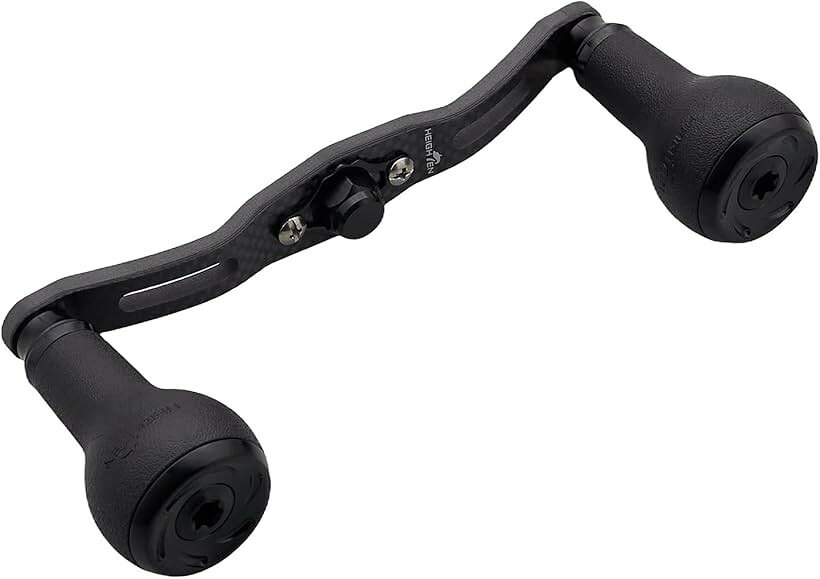 バリエーションコード : 2bk51i2r4c商品コード2bk5162ls9商品名リール ハンドル TPE製 ノブ搭載 シマノ SHIMANO対応 ダイワ DAIWA対応 アブ Abu対応 ベイトリール Carbon TPE SeriesブランドHEIGHTENカラーブラック - 変色なしサイズ等110mm「特徴」軸芯距離110mm/120/130mmカーボンハンドル、厚さ4mmの1.5K炭素布のハンドル軽くて更に強度アップ。直径27mmのTPE製で人体工学デザインの握る感抜群のノブ搭載、滑り難い、冷たくない、清潔し易い。「サイズ」ハンドル軸心距離110mm/120mm/130mm、ノブ直径27mm、高さ49mm 「総重」48g/49g/51g「素材」ハンドル - 1.5K炭素布のカーボン、ノブ - TPE＋70航空アルミ。「リールハンドル付属品」4x7mmセンターナット2個、5x8mmセンターナット2個、転換スリープ1個。「適応機種」取付部4x7mm、5x8mmのDAIWA， SHIMANO， ABU GARCIAのベイトリールに適用。※ 他ネットショップでも併売しているため、ご注文後に在庫切れとなる場合があります。予めご了承ください。※ 品薄または希少等の理由により、参考価格よりも高い価格で販売されている場合があります。ご注文の際には必ず販売価格をご確認ください。※ 沖縄県、離島または一部地域の場合、別途送料の負担をお願いする場合があります。予めご了承ください。※ お使いのモニタにより写真の色が実際の商品の色と異なる場合や、イメージに差異が生じることがあります。予めご了承ください。※ 商品の詳細（カラー・数量・サイズ 等）については、ページ内の商品説明をご確認のうえ、ご注文ください。※ モバイル版・スマホ版ページでは、お使いの端末によっては一部の情報が表示されないことがあります。すべての記載情報をご確認するには、PC版ページをご覧ください。