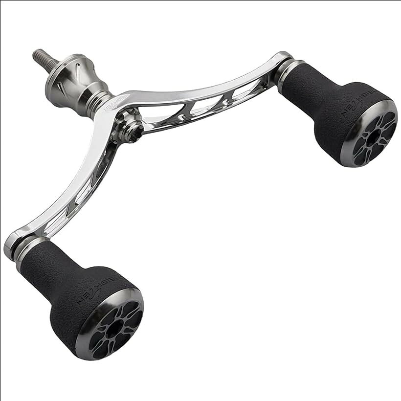 バリエーションコード : 2b2ryjkik5商品コード2bkyst9urf商品名98mm リール ハンドル シマノ SHIMANO ダイワ DAIWA 通用 スピニングリール 用 TPE SeriesブランドHEIGHTENカラーガンメタルサイズ等98mm「特徴」98mm弓形ハンドルで軽くて強度アップ、24mmのT型ノブ、TPE材質で握る感抜群のデザイン、滑り難い、冷たくない、清潔し易い。「サイズ」ハンドル軸心距離98mm、ノブ直径24mm「総重」35.5g(ダイワ用)/40g(シマノ用)「素材」ハンドル-70シリーズ航空アルミ、ノブ-TPE+70航空アルミ。「リールハンドル付属」DAIWA ソケット 1個、SHIMANO ソケット 1個、レンチ1個。「対応機種」DAIWA、SHIMANO ネジ込み式スピニングリール 。※ 他ネットショップでも併売しているため、ご注文後に在庫切れとなる場合があります。予めご了承ください。※ 品薄または希少等の理由により、参考価格よりも高い価格で販売されている場合があります。ご注文の際には必ず販売価格をご確認ください。※ 沖縄県、離島または一部地域の場合、別途送料の負担をお願いする場合があります。予めご了承ください。※ お使いのモニタにより写真の色が実際の商品の色と異なる場合や、イメージに差異が生じることがあります。予めご了承ください。※ 商品の詳細（カラー・数量・サイズ 等）については、ページ内の商品説明をご確認のうえ、ご注文ください。※ モバイル版・スマホ版ページでは、お使いの端末によっては一部の情報が表示されないことがあります。すべての記載情報をご確認するには、PC版ページをご覧ください。