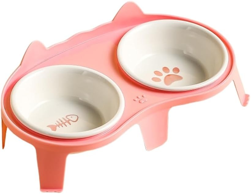 バリエーションコード : 2buk892oug商品コード2buk89933c商品名猫耳デザイン陶器ボウル付き猫用食器セット 15°傾斜の高さ付きスタンドで首の負担軽減・2ボウル仕様ブランドAzpioneカラーピンク「選べる5カラーx猫耳デザインで毎日がもっと可愛く」 猫耳シルエットのキュートなスタンドは、愛猫の個性に合わせて選べる全5色。「うちの子にぴったり」と思わず手に取りたくなる、デザイン性と実用性を兼ね備えたフードボウルです。「猫の体にやさしい15°の傾斜設計」 猫ちゃんの姿勢に合わせた15度の傾斜スタンドで、首や背中への負担をやさしくサポート。ムリのない姿勢で食事ができるから、吐き戻しの軽減や将来的な健康リスクへの配慮にもつながります。「ずっと元気でいてほしい」そんな願いを込めた、体思いのフードボウルです。「清潔＆便利。取り外せる陶器ボウル」 フードボウルは取り外しできる陶器製で、においや汚れがつきにくく衛生的。毎日の洗浄もラクラクで、電子レンジ・食洗機にも対応しているから忙しい飼い主さんにもぴったり。見た目の可愛さだけじゃない、使いやすさにもこだわった設計です。「小柄な猫ちゃん・小型犬にぴったりサイズ」 コンパクトなサイズ感だから、体の小さな猫ちゃんや小型犬にちょうどいい。食べる姿勢が安定しやすく、床との距離もぴったりだから、毎日のごはんがもっと快適に。はじめてのごはん台にもぴったりなサイズ感です。「商品サイズ」 お椀の直径：約12cm／深さ：約3.8cm 台の高さ：（前側）約5.5cm、（後ろ側）約11cm 台の幅：約28cm／奥行：約15cm ＊傾斜設計のため、前後で高さに差があります。※ 他ネットショップでも併売しているため、ご注文後に在庫切れとなる場合があります。予めご了承ください。※ 品薄または希少等の理由により、参考価格よりも高い価格で販売されている場合があります。ご注文の際には必ず販売価格をご確認ください。※ 沖縄県、離島または一部地域の場合、別途送料の負担をお願いする場合があります。予めご了承ください。※ お使いのモニタにより写真の色が実際の商品の色と異なる場合や、イメージに差異が生じることがあります。予めご了承ください。※ 商品の詳細（カラー・数量・サイズ 等）については、ページ内の商品説明をご確認のうえ、ご注文ください。※ モバイル版・スマホ版ページでは、お使いの端末によっては一部の情報が表示されないことがあります。すべての記載情報をご確認するには、PC版ページをご覧ください。愛猫の健康を考えた“猫想い”の食器セットが登場。 猫耳デザインのスタンドが目を惹くこちらのアイテムは、15°の前傾傾斜がついた高さ付きスタンドで、猫ちゃんが自然な姿勢のまま食事できる構造。首や背中、消化への負担をやわらげ、快適な食事タイムをサポートします。ボウルは清潔感ある陶器製で、取り外しも可能。機能性とデザイン性の両方を叶えた、毎日の食事が楽しみになるアイテムです。