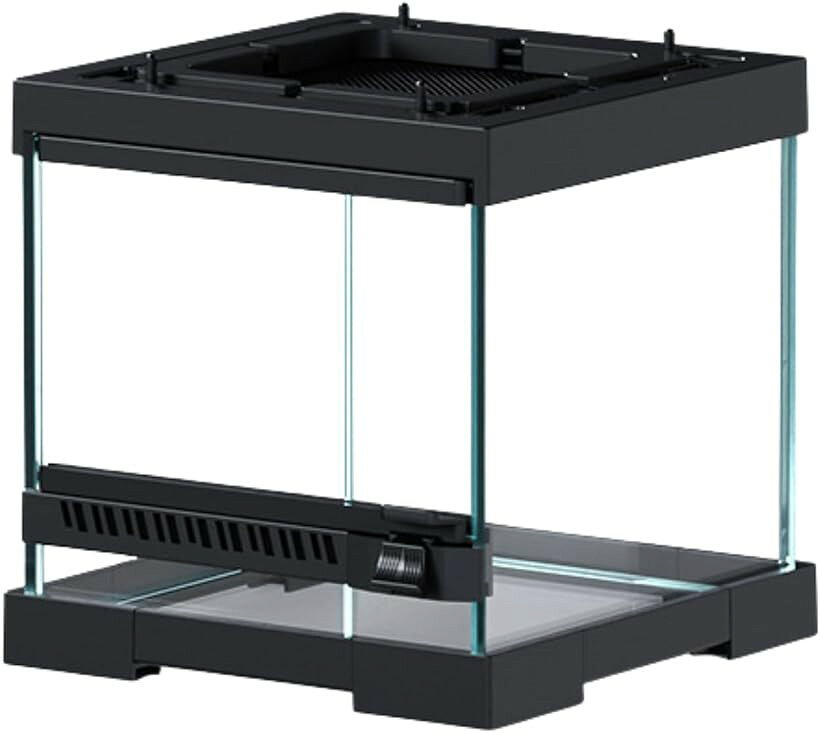 バリエーションコード : 2bkr0tpwf8商品コード2bkr0fn2ul商品名爬虫類 飼育ケージ ガラス 前面扉 水陸両用 メッシュトップ ビバリウムブランドCOZENTAカラーブラックサイズ等SKM-03クリアな視界の生態系：透明度の高いガラス素材を採用し、熱帯雨林から乾燥した砂漠まで思い描く生態系を自由にデザイン。作り込んだレイアウトを歪みの少ないクリアな視界のまま美しく飾り、お部屋に小さな大自然を演出します。生体、植物、砂や流木などのレイアウト用品は付属しないケージ本体のみの販売です。驚かせない前面扉：上から手を入れずに済む前面開閉ドア仕様で、生体を驚かせずに給餌やケージ内の清掃が可能。自然な姿を観察しながら日々のお世話を行え、生き物との距離をより身近に感じられます。SKM-01からSKM-10は片開きドア、SKM-11からSKM-13は両開きドアです。水辺のある空間づくり：底部は水を張れる設計で、アクアテラリウムなど水陸両用のレイアウトに対応。生体が好む自然に近い住処を再現できます（＊前面扉の隙間や上部メッシュを含め、ケージ全体は密閉構造ではありません。水を張りすぎると隙間から水漏れするおそれがあるため、注水量は控えめにしてご使用ください）。着脱式メッシュトップ：上部の着脱式メッシュトップが通気性を保ちつつ、日常のお手入れをサポート。ライトドームなどの照明器具の設置にも対応し、ケージ内の温度管理や植物の育成に役立ちます。照明器具や保温器具は付属しません。豊富なサイズ展開：トカゲ、ヤモリ、カエルなど飼育する生体やレイアウトの規模に合わせて選べる全13サイズのビバリウム。小型種向けのコンパクトなものから、余裕のある大きさまで、自分だけの空間をデザインできます。※ 他ネットショップでも併売しているため、ご注文後に在庫切れとなる場合があります。予めご了承ください。※ 品薄または希少等の理由により、参考価格よりも高い価格で販売されている場合があります。ご注文の際には必ず販売価格をご確認ください。※ 沖縄県、離島または一部地域の場合、別途送料の負担をお願いする場合があります。予めご了承ください。※ お使いのモニタにより写真の色が実際の商品の色と異なる場合や、イメージに差異が生じることがあります。予めご了承ください。※ 商品の詳細（カラー・数量・サイズ 等）については、ページ内の商品説明をご確認のうえ、ご注文ください。※ モバイル版・スマホ版ページでは、お使いの端末によっては一部の情報が表示されないことがあります。すべての記載情報をご確認するには、PC版ページをご覧ください。