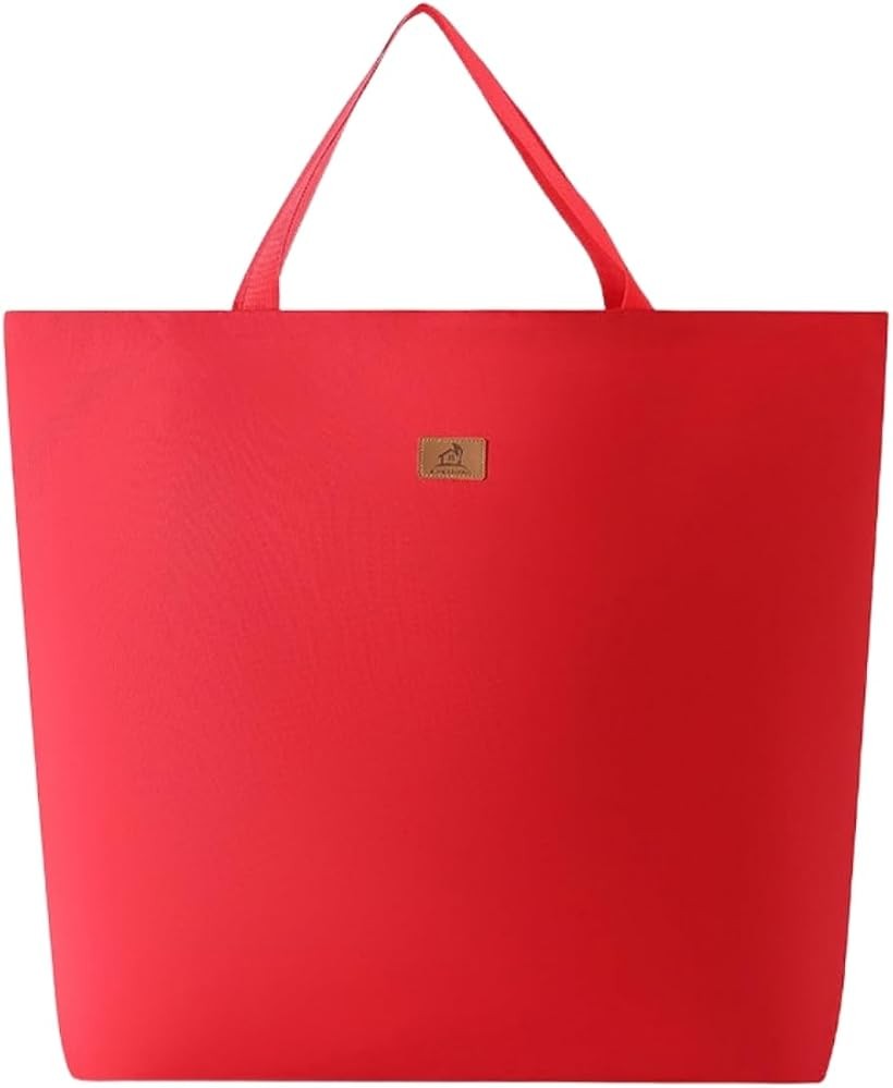 バリエーションコード : 2bk3xl9is9商品コード2bk3xpk1cp商品名折りたたみチェア収納袋 ケルミットチェア対応 防水厚手オックス生地 立方体型ブランドHSE金丸商店カラーレッドサイズ等中 58cmx58cm1. 表面には厚みのあるオックス生地を採用し、内側には防水加工を施しているため、キャンプ場やベランダでの保管時に急な雨や朝露で中の椅子が濡れてしまう心配を軽減します。立方体型のしっかりとした作りなので、袋自体が型崩れしにくく、椅子を入れたまま棚に並べたり車のトランクに積み重ねたりする際にも安定感があります。屋外での使用が多いアウトドア用品だからこそ、汚れや水濡れに配慮した生地選びにこだわりました。2. サイズは中・大・特大の3展開で、中サイズは折りたたみチェア2脚程度、大サイズも同様に2脚をゆったりと収納でき、特大サイズはラウンジチェアのような大きめの1脚もしっかり収まる設計です。お手持ちの椅子の脚数やサイズに合わせて選べるので、ソロキャンプからファミリーキャンプまで幅広いシーンに対応できます。ケルミットチェアをはじめとした折りたたみ椅子の収納・持ち運び用としてお使いいただけるほか、椅子を買い足すたびにサイズを選び直せる展開の広さも魅力です。3. 立方体型のボックス形状を採用しているため、椅子を折りたたんだ状態でそのまま入れやすく、出し入れの際に生地がよれてしまうことが少ない作りです。角のある形状は自立しやすく、収納時に床や棚の上で場所を取りすぎないのも嬉しいポイントです。キャンプ道具をまとめて並べて収納したい方にも、すっきりと整理しやすい形状としてお選びいただけます。丸みのある袋タイプに比べて隙間なく並べやすく、収納スペースを無駄なく使いたい方にも向いています。4. 持ち手部分は手に負担がかかりにくいよう配慮した作りになっており、椅子を入れたままでも持ち運びしやすくなっています。車への積み下ろしや玄関からベランダへの移動など、ちょっとした持ち運びの場面で活躍します。約500gという軽量設計のため、袋自体の重さが負担になりにくく、女性の方でも扱いやすい仕様です。片手でさっと持ち上げられる軽さなので、両手がふさがりがちなキャンプの準備や撤収の場面でも扱いやすくなっています。5. カラーはベージュ、ブラック、レッド、ブラウンの4色からお選びいただけます。落ち着いたトーンでまとめているため、キャンプギア全体のカラーコーディネートにも合わせやすく、車のトランクや玄関に置いていても生活感が出すぎません。同じ色で複数サイズをまとめて揃えれば、収納棚に並べたときの見た目もすっきりと統一感が出ます。ご家族それぞれの椅子用にカラーを分けて管理する使い方もしていただけます。6. 収納対象は折りたたみ椅子に限らず、テントやタープの付属品、寝袋、クッションといったかさばるアウトドア用品の収納にも活用いただけます。キャンプシーズンオフの間は、リビングや納戸でのかさばる荷物の一時保管袋としても便利にお使いいただけます。1つ持っておくと、アウトドア用品以外の整理にも応用が利く汎用性の高いアイテムです。7. 椅子を使わないときは袋自体を小さくたたんでコンパクトに収納できるため、空の状態での保管時にも場所を取りません。車のシート下やトランクの隙間など、限られたスペースにも収まりやすく、キャンプ道具一式をコンパクトにまとめておきたい方に向いています。普段使わないときはたたんでしまっておけるので、年間を通して無駄なく活用できます。8. 生地はしっかりとした厚みがありながら扱いやすい柔らかさも兼ね備えているため、椅子の角が当たっても破れにくく、繰り返しの出し入れにも耐えやすい作りです。キャンプ場の砂利道や芝生の上に置いても、生地の傷みを気にしすぎずに使っていただけます。長くアウトドアを楽しみたい方に向けて、日常使いに耐える丈夫さを意識しました。9. 表面についた砂や土汚れは、乾いた布やブラシで軽く払うだけで手入れができ、気になる汚れは固く絞った布で拭き取ることでお手入れいただけます。キャンプから帰ってきてそのまま収納する前に、さっと汚れを落とす習慣をつけることで、椅子本体への汚れ移りも防ぎやすくなります。日々のちょっとしたお手入れで長く清潔に使い続けられる仕様です。10. ファミリーキャンプで複数の椅子をまとめて持ち運びたい方や、車の積載スペースを有効に使いたい方にもおすすめの収納袋です。色とサイズを椅子の本数や用途に合わせて選べるので、これから折りたたみ椅子を買い足す予定の方や、バラバラだった収納をまとめて整理したい方にも扱いやすいアイテムです。キャンプの準備と片付けをもっと手軽にしたい方に選ばれています。※ 他ネットショップでも併売しているため、ご注文後に在庫切れとなる場合があります。予めご了承ください。※ 品薄または希少等の理由により、参考価格よりも高い価格で販売されている場合があります。ご注文の際には必ず販売価格をご確認ください。※ 沖縄県、離島または一部地域の場合、別途送料の負担をお願いする場合があります。予めご了承ください。※ お使いのモニタにより写真の色が実際の商品の色と異なる場合や、イメージに差異が生じることがあります。予めご了承ください。※ 商品の詳細（カラー・数量・サイズ 等）については、ページ内の商品説明をご確認のうえ、ご注文ください。※ モバイル版・スマホ版ページでは、お使いの端末によっては一部の情報が表示されないことがあります。すべての記載情報をご確認するには、PC版ページをご覧ください。キャンプやアウトドアで活躍する折りたたみ椅子を、すっきりとまとめて収納できるアウトドアチェア収納袋です。表面には厚みのあるオックス生地を採用し、内側には防水加工を施しているため、キャンプ場やベランダでの保管中に急な雨や朝露で中身が濡れてしまう心配を軽減します。立方体型のボックス形状を採用しているため、椅子を折りたたんだ状態でそのまま入れやすく、出し入れの際に生地がよれにくいのも特徴です。角のある形状は自立しやすく、床や棚の上に置いたときにも場所を取りすぎません。サイズは中・大・特大の3展開をご用意しています。中サイズと大サイズは折りたたみチェアを2脚程度ゆったりと収納でき、特大サイズはラウンジチェアのような大きめの1脚もしっかりと収まる設計です。お手持ちの椅子のサイズや本数に合わせてお選びいただけるので、ソロキャンプからファミリーキャンプまで幅広いシーンでお使いいただけます。ケルミットチェアをはじめとした折りたたみ椅子の収納・持ち運び用として設計しました。立方体型のボックス形状は椅子を折りたたんだ状態でそのまま入れやすく、角のある形状のおかげで自立しやすいので、収納棚に並べたり車のトランクに積み重ねたりする際にもすっきりと収まります。持ち手部分は手に負担がかかりにくいよう配慮した作りになっており、椅子を入れたままでも持ち運びしやすくなっています。車への積み下ろしや玄関からベランダへの移動など、ちょっとした持ち運びの場面で活躍します。約500gという軽量設計のため、袋自体の重さが負担になりにくく、女性の方でも扱いやすい仕様です。椅子を使わないときは袋自体を小さくたたんでコンパクトに収納できるため、空の状態での保管時にも場所を取らず、車のシート下やトランクの隙間などにも収まりやすくなっています。カラーはベージュ、ブラック、レッド、ブラウンの4色からお選びいただけます。落ち着いたトーンでまとめているため、キャンプギア全体のカラーコーディネートにも合わせやすく、車のトランクや玄関に置いていても生活感が出すぎません。同じ色で複数サイズをまとめて揃えれば、収納棚に並べたときの見た目もすっきりと統一感が出ます。収納対象は折りたたみ椅子に限らず、テントやタープの付属品、寝袋、クッションといったかさばるアウトドア用品の収納にも活用でき、キャンプシーズンオフの間はリビングや納戸での一時保管袋としても便利にお使いいただけます。生地はしっかりとした厚みがありながら扱いやすい柔らかさも兼ね備えているため、椅子の角が当たっても破れにくく、繰り返しの出し入れにも耐えやすい作りです。キャンプ場の砂利道や芝生の上に置いても、生地の傷みを気にしすぎずに使っていただけます。表面についた砂や土汚れは、乾いた布やブラシで軽く払うだけで手入れができ、気になる汚れは固く絞った布で拭き取ることでお手入れいただけます。キャンプから帰ってきてそのまま収納する前に、さっと汚れを落とす習慣をつけることで、椅子本体への汚れ移りも防ぎやすくなります。生地の厚みがあるぶん、収納時に椅子の角が袋を突き破ってしまうような心配も少なく、車のトランクで他の荷物と一緒に積み込む際も扱いやすい丈夫さです。ファミリーキャンプで複数の椅子をまとめて持ち運びたい方や、車の積載スペースを有効に使いたい方にもおすすめの収納袋です。色とサイズを椅子の本数や用途に合わせて選べるので、これから折りたたみ椅子を買い足す予定の方や、バラバラだった収納をまとめて整理したい方にも扱いやすいアイテムです。中・大・特大の3サイズとベージュ・ブラック・レッド・ブラウンの4色を組み合わせた計12種類の展開から、ご自身のキャンプスタイルに合う一枚をお選びいただけます。キャンプの準備と片付けをもっと手軽にしたい方に選ばれています。