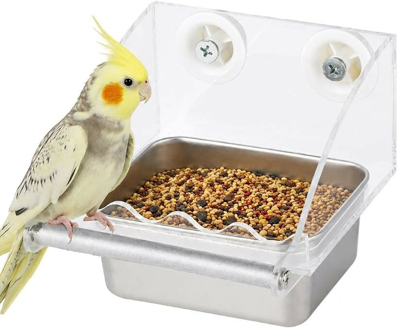商品コード2bk2p9269u商品名飛び散りにくい鳥餌入れバードフィーダー ケージ固定式 ステンレスボウル 透明アクリル インコブランドAnychienカラー透明「飛び散りに配慮した設計で毎日のお手入れをサポート」エサの飛び散りに配慮した透明カバー付きの鳥用餌入れです。ケージ周りへ散らばるエサを抑えやすく、毎日のお掃除やお手入れをよりスムーズに行えます。鳥との時間を大切にしたい飼い主の方におすすめです。「取り外せるステンレスボウルでお手入れ簡単」ステンレスボウルは取り外しできるため、エサや水の交換や洗浄も簡単です。毎日使用するものだからこそ、お手入れしやすさにもこだわりました。清潔な状態を保ちやすく、日々の給餌も快適に行えます。「透明ケースで残量がひと目で分かる」透明アクリル製なので、エサや水の残量を外側から確認できます。補充のタイミングが分かりやすく、必要以上にケージを開けることなくお世話ができます。鳥の様子も見やすい設計です。「取り付けやすいケージ固定タイプ」ゲージへ固定して使用するバードフィーダーです。給餌時の安定感があり、小型から中型の鳥にお使いいただけます。セキセイインコ・オカメインコ・コザクラインコ・ボタンインコなどにおすすめです。「エサ・水入れの両方に使える」エサ入れとしてはもちろん、水入れとしても使用できる鳥用バードフィーダーです。給餌や給水を1つのアイテムで行えるため、用途に合わせて使い分けられます。透明アクリルとステンレスボウルを組み合わせたシンプルなデザインで、様々なケージになじみます。＊ご覧の環境により写真の色と若干差が生じる場合がございます。何卒ご了承くださいませ。※ 他ネットショップでも併売しているため、ご注文後に在庫切れとなる場合があります。予めご了承ください。※ 品薄または希少等の理由により、参考価格よりも高い価格で販売されている場合があります。ご注文の際には必ず販売価格をご確認ください。※ 沖縄県、離島または一部地域の場合、別途送料の負担をお願いする場合があります。予めご了承ください。※ お使いのモニタにより写真の色が実際の商品の色と異なる場合や、イメージに差異が生じることがあります。予めご了承ください。※ 商品の詳細（カラー・数量・サイズ 等）については、ページ内の商品説明をご確認のうえ、ご注文ください。※ モバイル版・スマホ版ページでは、お使いの端末によっては一部の情報が表示されないことがあります。すべての記載情報をご確認するには、PC版ページをご覧ください。飛び散りに配慮し、毎日の給餌やケージのお手入れを快適にする鳥用バードフィーダーです。透明アクリルケースと取り外し可能なステンレスボウルを採用し、毎日のお世話がしやすいよう設計しました。エサや水の飛び散りを抑えやすく、ケージ周りを清潔に保ちやすいため、お掃除の負担軽減にもつながります。透明ケースはエサや水の残量を外側から確認しやすく、補充のタイミングが分かりやすい仕様です。ケージを開ける回数を減らしながら、毎日の給餌や給水をスムーズに行えます。ステンレスボウルは取り外して洗えるため、お手入れも簡単です。エサ入れとしてはもちろん、水入れとしても使用でき、毎日の飼育シーンに合わせてお使いいただけます。ケージへしっかり固定できるため、安定した状態で使用しやすく、小型から中型の鳥に適しています。セキセイインコ、オカメインコ、コザクラインコ、ボタンインコ、文鳥、フィンチなど幅広い鳥種におすすめです。毎日使うものだからこそ、使いやすさとお手入れのしやすさにこだわったバードフィーダーで、鳥との暮らしをより快適にサポートします。
