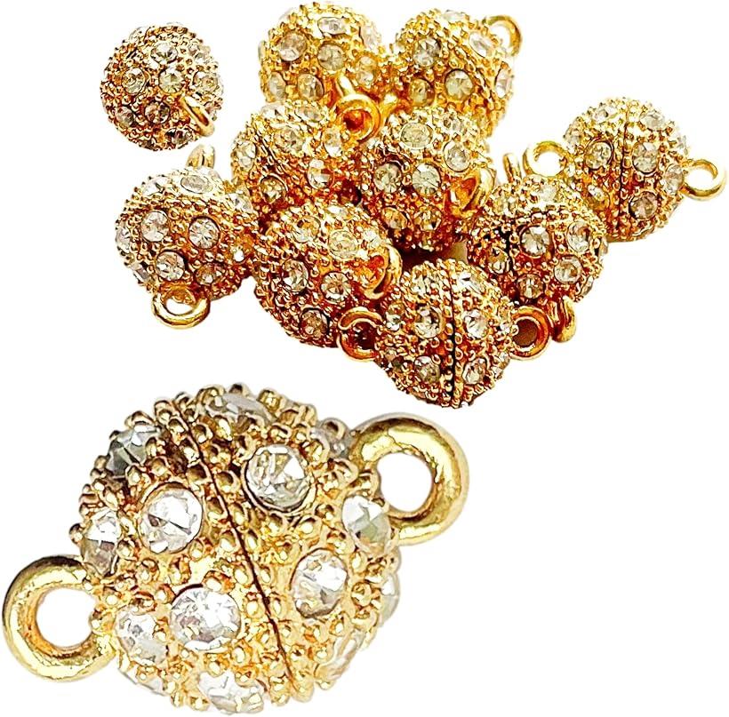 商品コード2b4wf2nppg商品名マグネット クラスプ 10mm 10個セット エンドパーツ 紐留め アクセサリーパーツ ゴールドブランドQ-continental・ネックレスやブレスレットの留め金具に使える磁気クラスプです。・きらきらと輝くラインストーンを贅沢に使用しており、洗練されたデザインと美しい外観が特徴的です・手作りのブレスレットのみならず、ネックレスでもご利用頂けます。この商品自体がハンドメイド作品のアクセントにもなる優れ物です。・使い方次第で、素敵なハンドメイド作品がお作りいただけます。・「材質」 合金 / ラインストーン 「カラー」 ゴールド(金色) 「サイズ」 直径 約 10mm /長さ約17mm、／ ひも通し穴 約 2mm / 「容量」10個 ＊±0.5mm程度の誤差がありますので、ご了承願います。※ 他ネットショップでも併売しているため、ご注文後に在庫切れとなる場合があります。予めご了承ください。※ 品薄または希少等の理由により、参考価格よりも高い価格で販売されている場合があります。ご注文の際には必ず販売価格をご確認ください。※ 沖縄県、離島または一部地域の場合、別途送料の負担をお願いする場合があります。予めご了承ください。※ お使いのモニタにより写真の色が実際の商品の色と異なる場合や、イメージに差異が生じることがあります。予めご了承ください。※ 商品の詳細（カラー・数量・サイズ 等）については、ページ内の商品説明をご確認のうえ、ご注文ください。※ モバイル版・スマホ版ページでは、お使いの端末によっては一部の情報が表示されないことがあります。すべての記載情報をご確認するには、PC版ページをご覧ください。ネックレスやブレスレットの留め金具に使える磁気クラスプです。きらきらと輝くラインストーンを贅沢に使用しており、洗練されたデザインと美しい外観が特徴的です手作りのブレスレットのみならず、ネックレスでもご利用頂けます。この商品自体がハンドメイド作品のアクセントにもなる優れ物です。材質」合金/ラインストーン「カラー」ゴールド(金色)「サイズ」直径約10mm/長さ約17mm、／ひも通し穴約2mm/「容量」10個＊±0.5mm程度の誤差がありますので、ご了承願います。