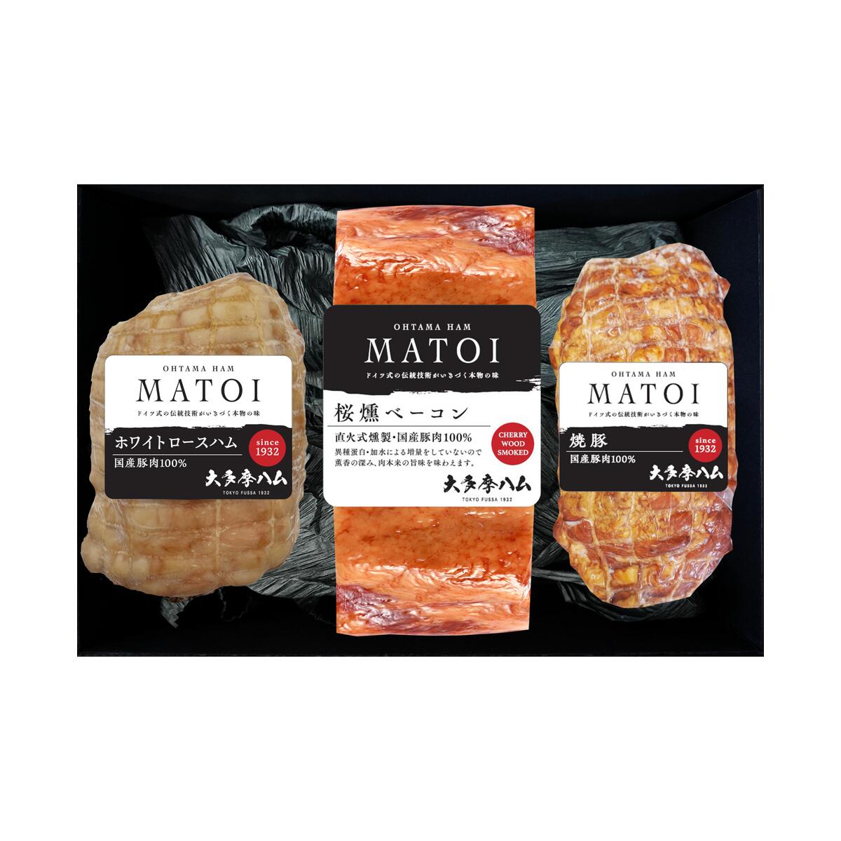 株式会社大多摩ハム小林商会 大多摩ハム MATOI 焼豚・ホワイトロースハム・ベーコンブロック詰合せ MTI100 ホワイトロースハム、桜燻ベーコンブロック、焼豚を詰め合わせたMATOIギフトです。ハム・ベーコン・ウインナー・ソーセージなど、大多摩ハムの多彩な味わいを一箱でお楽しみいただけます。 セット内容 内容品内容量数量ホワイトロースハム500g1桜燻ベーコンブロック400g1焼豚250g1 商品情報 総内容量1150g 賞味期限製造日より30日 保存方法要冷蔵。10℃以下で保存してください。 配送・包装冷蔵便・送料込み／化粧箱入り・簡易包装 アレルゲン豚肉・大豆 原材料・栄養成分表示 ホワイトロースハム豚ロース肉（国産）、食塩、砂糖、香辛料／調味料（アミノ酸等）、リン酸塩（Na）、酸化防止剤（エリソルビン酸Na）、発色剤（亜硝酸Na）100g当たり：熱量207kcal、たんぱく質19.6g、脂質13.9g、炭水化物0.8g、食塩相当量2.3g（推定値）桜燻ベーコンブロック豚バラ肉（国産）、食塩、砂糖、香辛料／調味料（アミノ酸等）、リン酸塩（Na）、酸化防止剤（エリソルビン酸Na、V.C）、甘味料（甘草）、発色剤（硝酸K、亜硝酸Na）100g当たり：熱量414kcal、たんぱく質14.8g、脂質38.9g、炭水化物1.2g、食塩相当量2g（推定値）焼豚豚肉（国産）、醤油（大豆を含む）、砂糖、しょうが、食塩、にんにく100g当たり：熱量200kcal、たんぱく質23.6g、脂質8.7g、炭水化物6.7g、食塩相当量2.2g（推定値） 製造者・販売者：株式会社大多摩ハム小林商会　東京都福生市福生785※印字された賞味期限日は製造ロット固有です。商品発送日時点で所定の賞味期限を満たす商品を発送します。