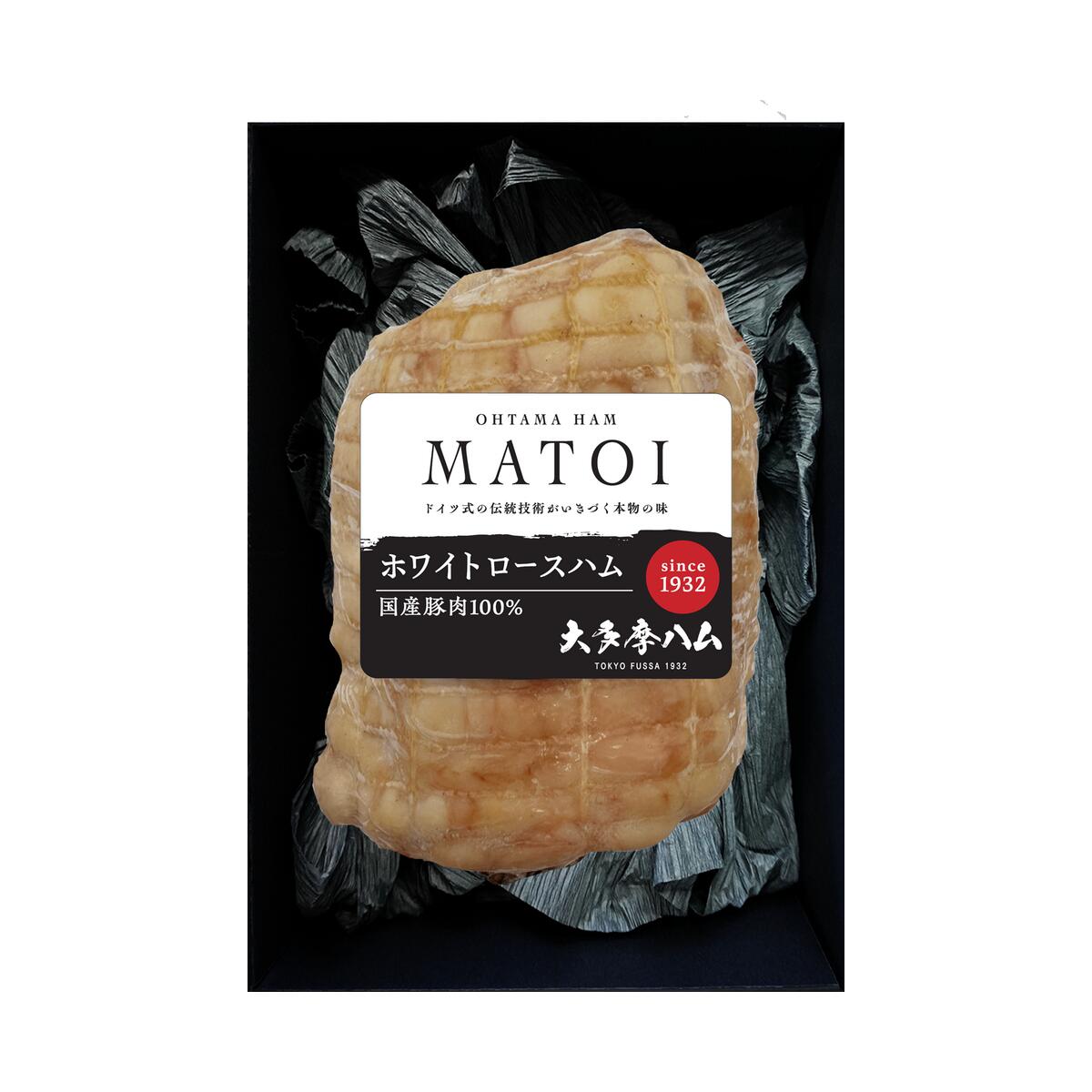 株式会社大多摩ハム小林商会 大多摩ハム MATOI ホワイトロースハムギフト MTN55 ホワイトロースハムを化粧箱に納めたMATOIギフトです。大多摩ハムが培ってきた製法で、肉の旨みを丁寧に引き出しました。 セット内容 内容品内容量数量ホワイトロースハム500g1 商品情報 総内容量500g 賞味期限製造日より30日 保存方法要冷蔵。10℃以下で保存してください。 配送・包装冷蔵便・送料込み／化粧箱入り・簡易包装 アレルゲン豚肉 原材料・栄養成分表示 ホワイトロースハム豚ロース肉（国産）、食塩、砂糖、香辛料／調味料（アミノ酸等）、リン酸塩（Na）、酸化防止剤（エリソルビン酸Na）、発色剤（亜硝酸Na）100g当たり：熱量207kcal、たんぱく質19.6g、脂質13.9g、炭水化物0.8g、食塩相当量2.3g（推定値） 製造者・販売者：株式会社大多摩ハム小林商会　東京都福生市福生785※印字された賞味期限日は製造ロット固有です。商品発送日時点で所定の賞味期限を満たす商品を発送します。